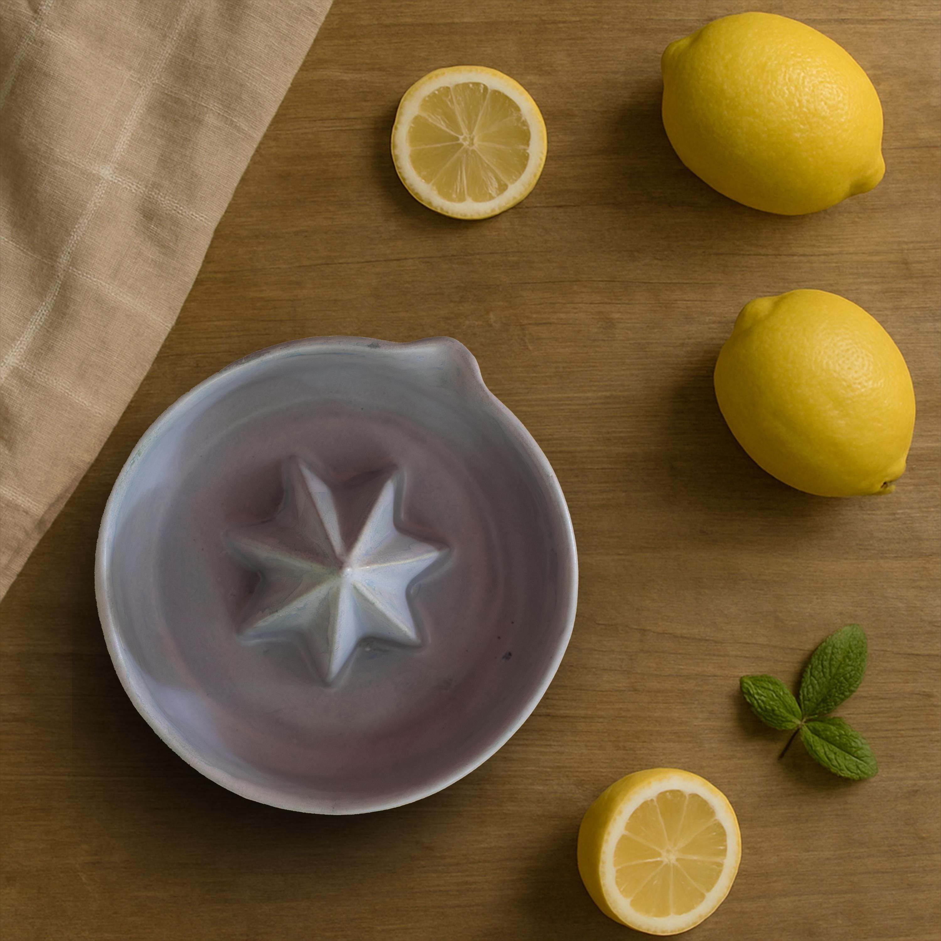 El yapımı mat bebek mavisi porselen limon sıkacağı
