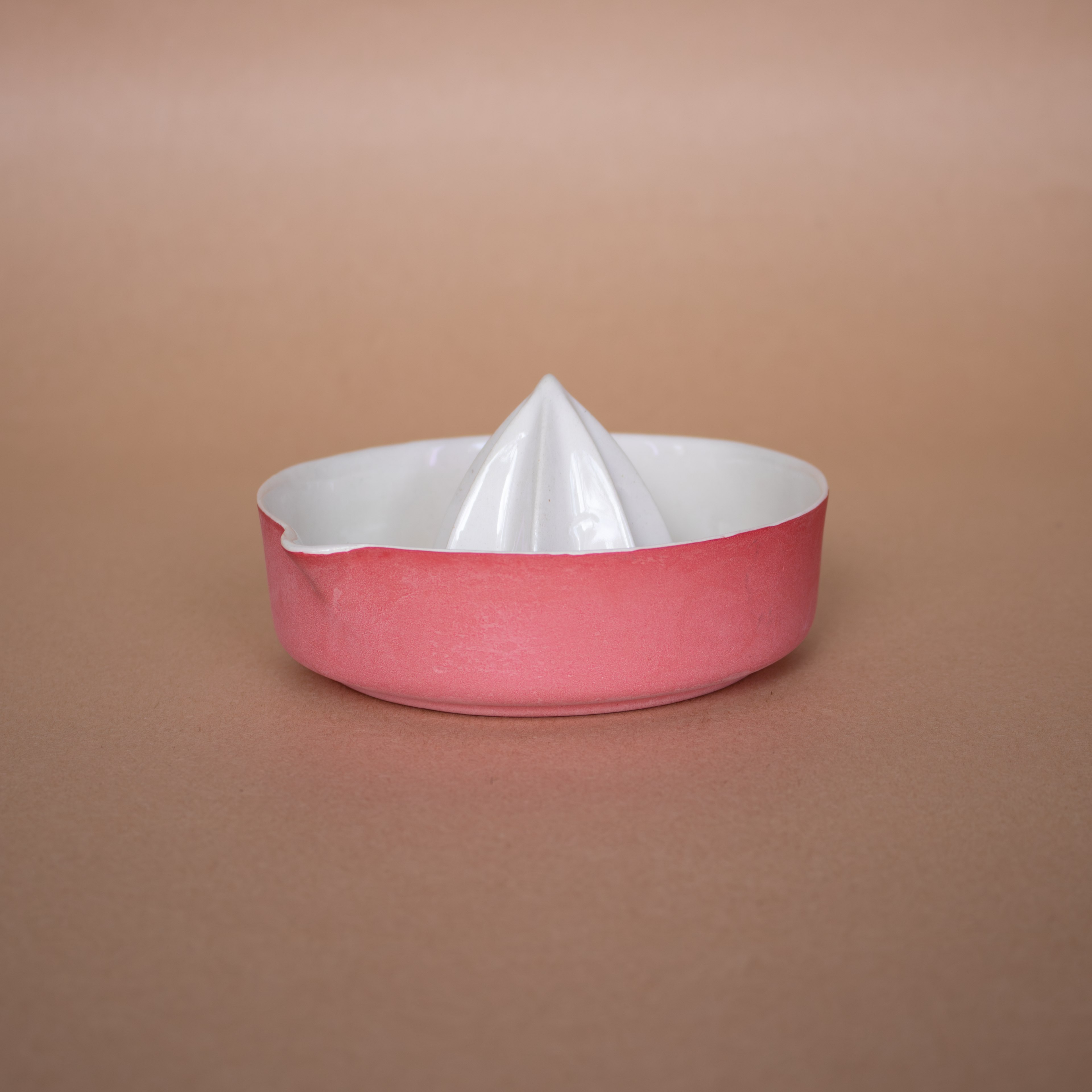 El yapımı mat kırmızı porselen limon sıkacağı