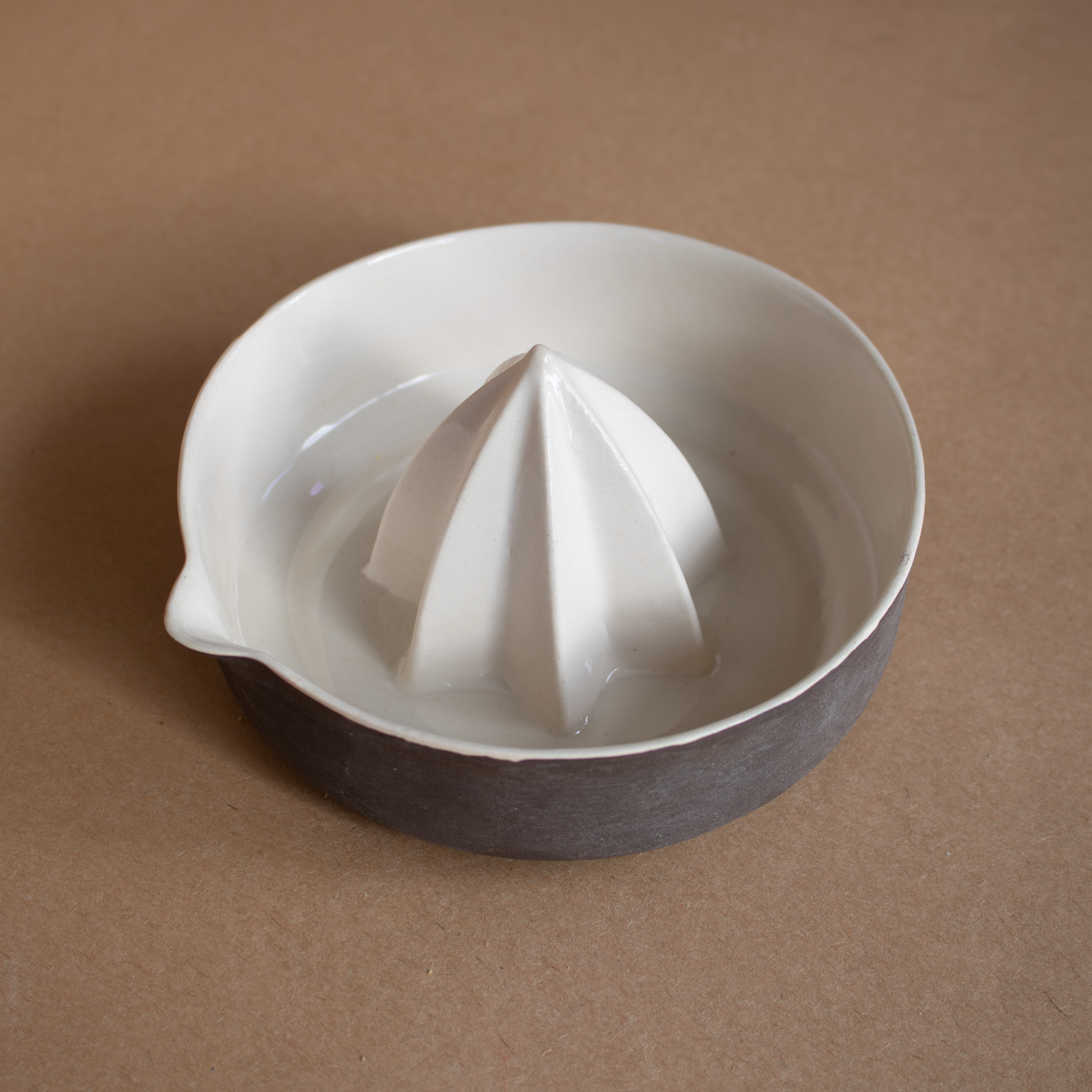 El yapımı mat kahverengi porselen limon sıkacağı