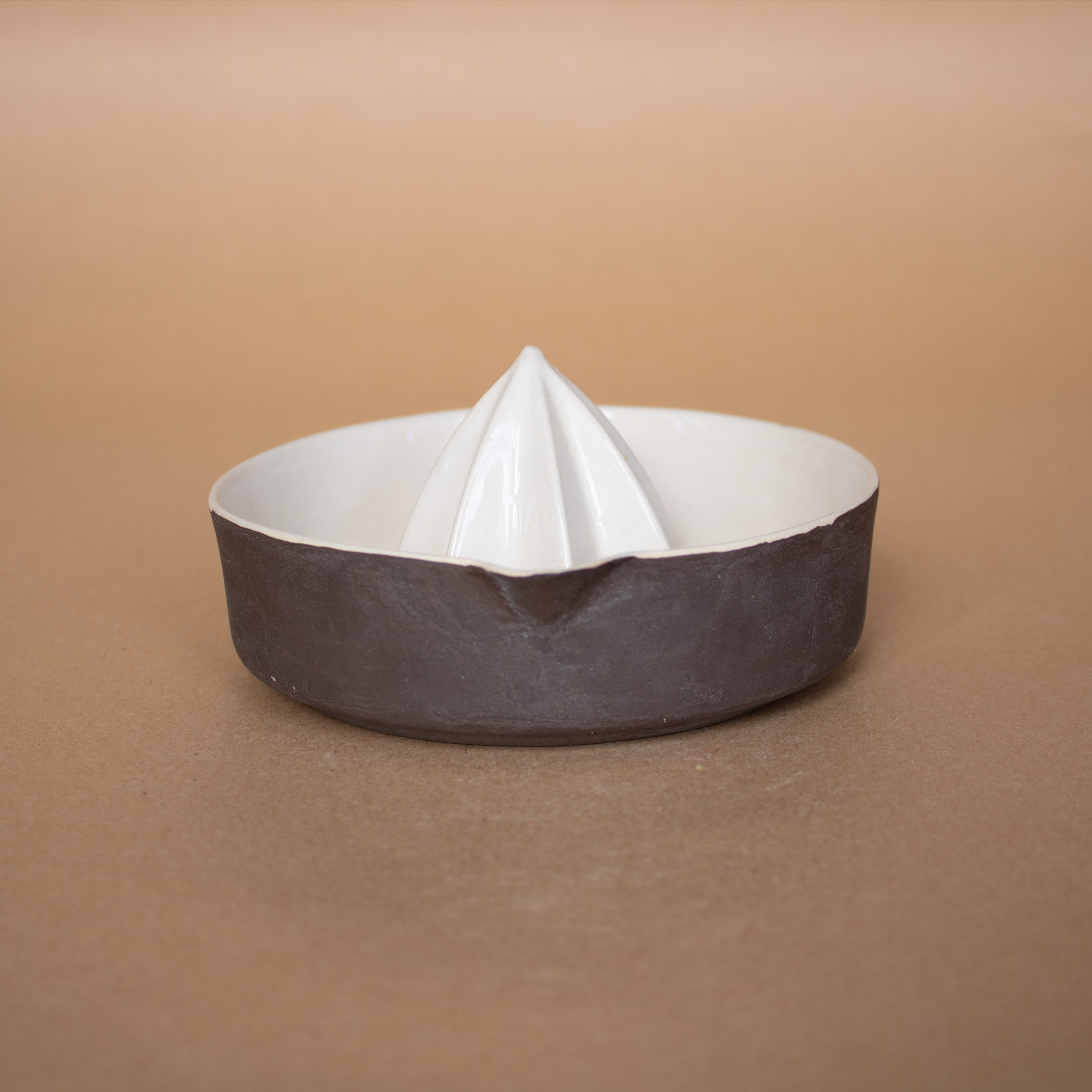 El yapımı mat kahverengi porselen limon sıkacağı