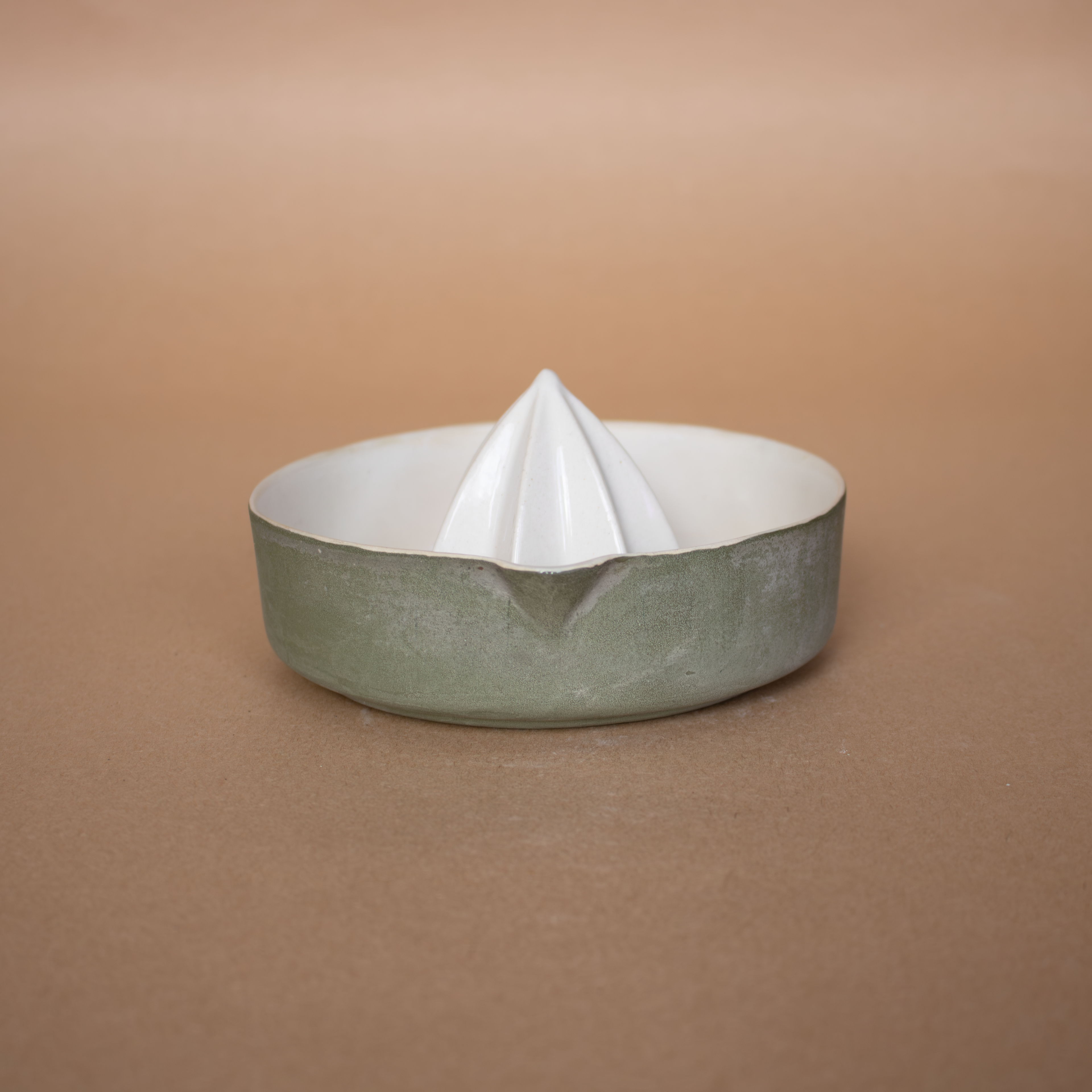 El yapımı mat yeşil porselen limon sıkacağı