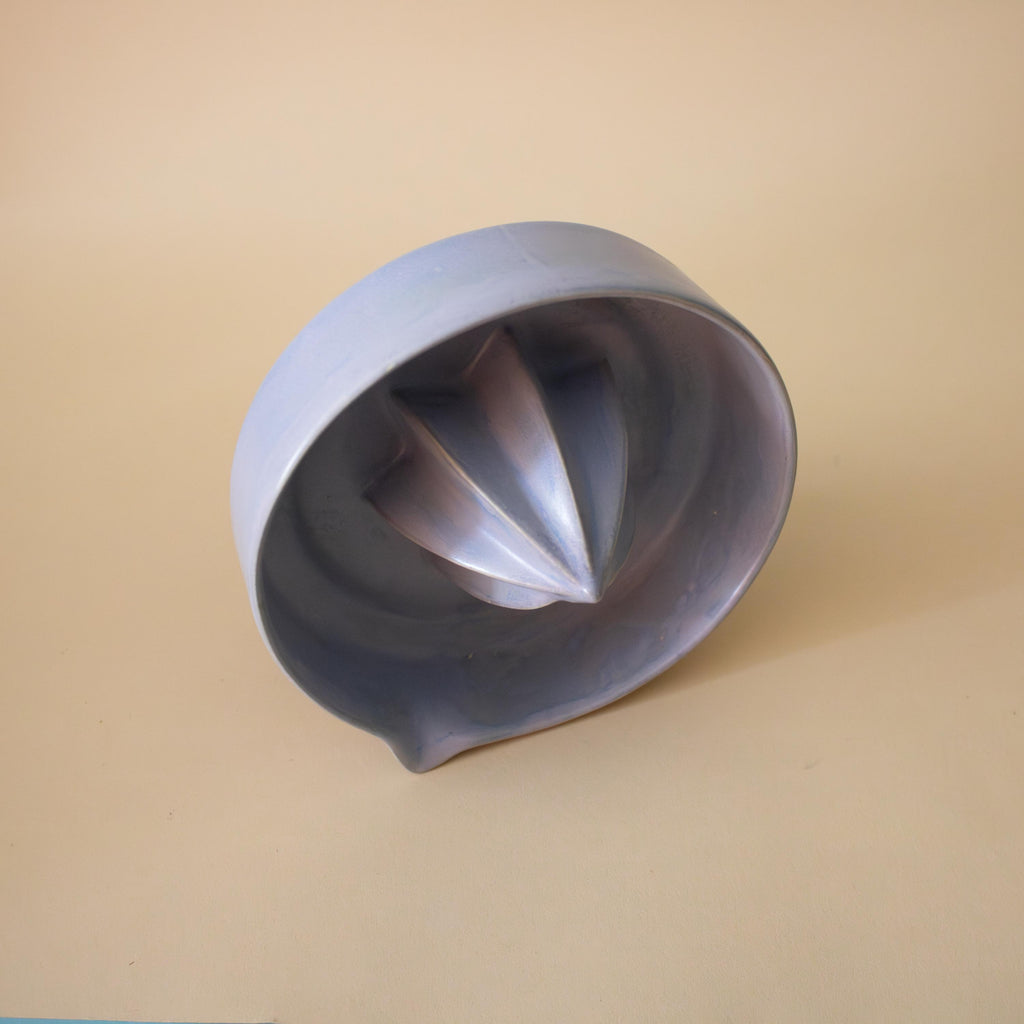 El yapımı mat bebek mavisi porselen limon sıkacağı