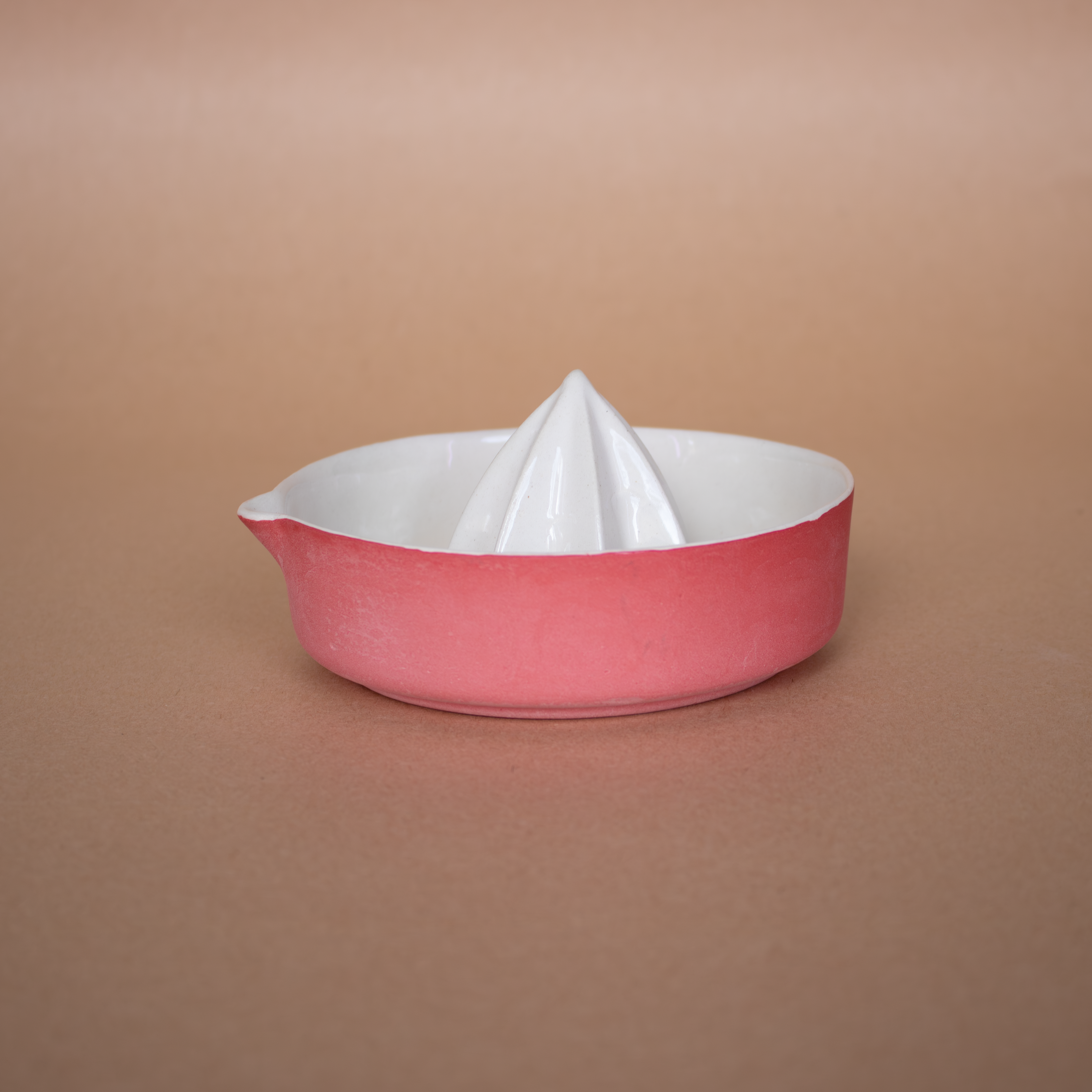 El yapımı mat kırmızı porselen limon sıkacağı