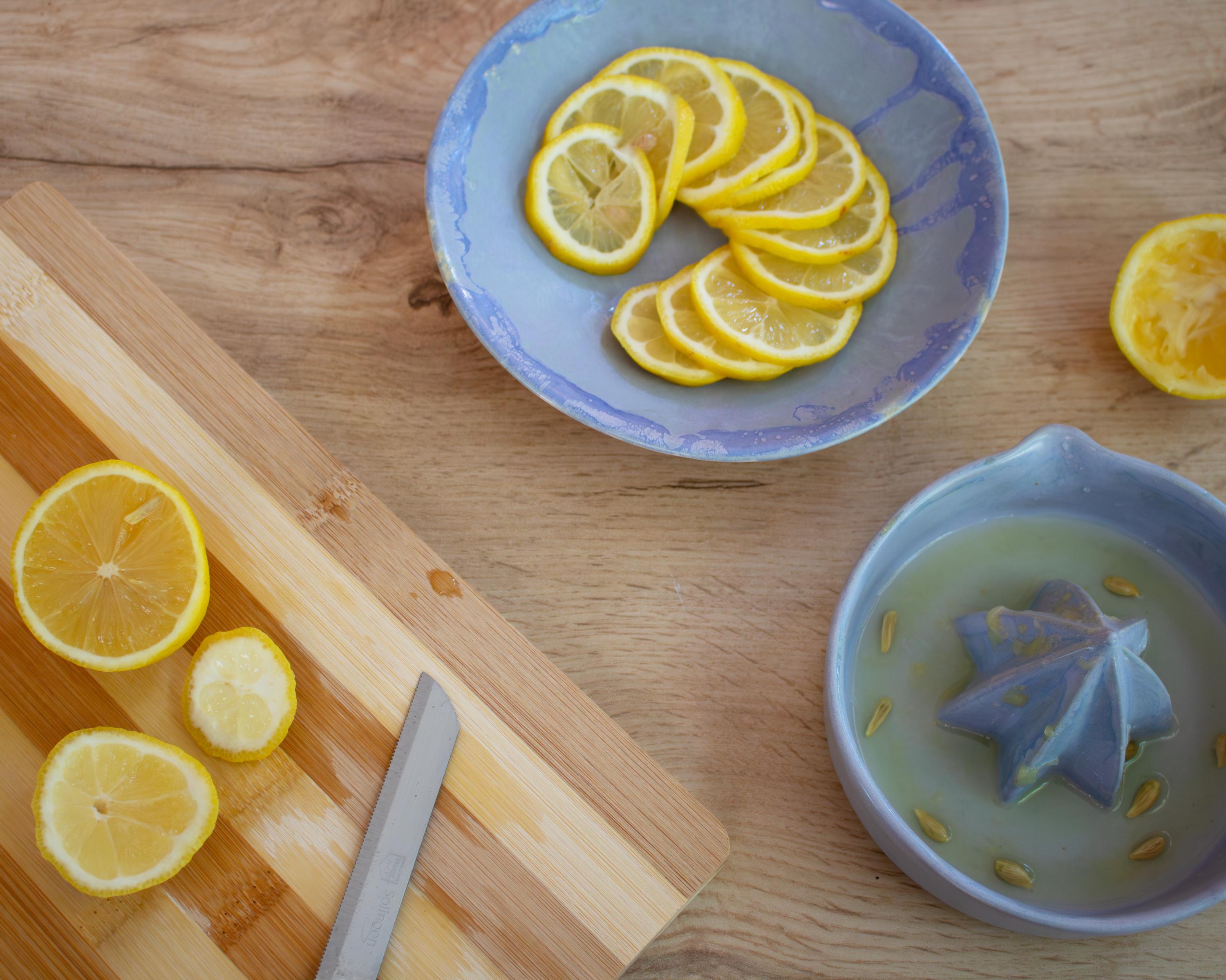 El yapımı mat bebek mavisi porselen limon sıkacağı