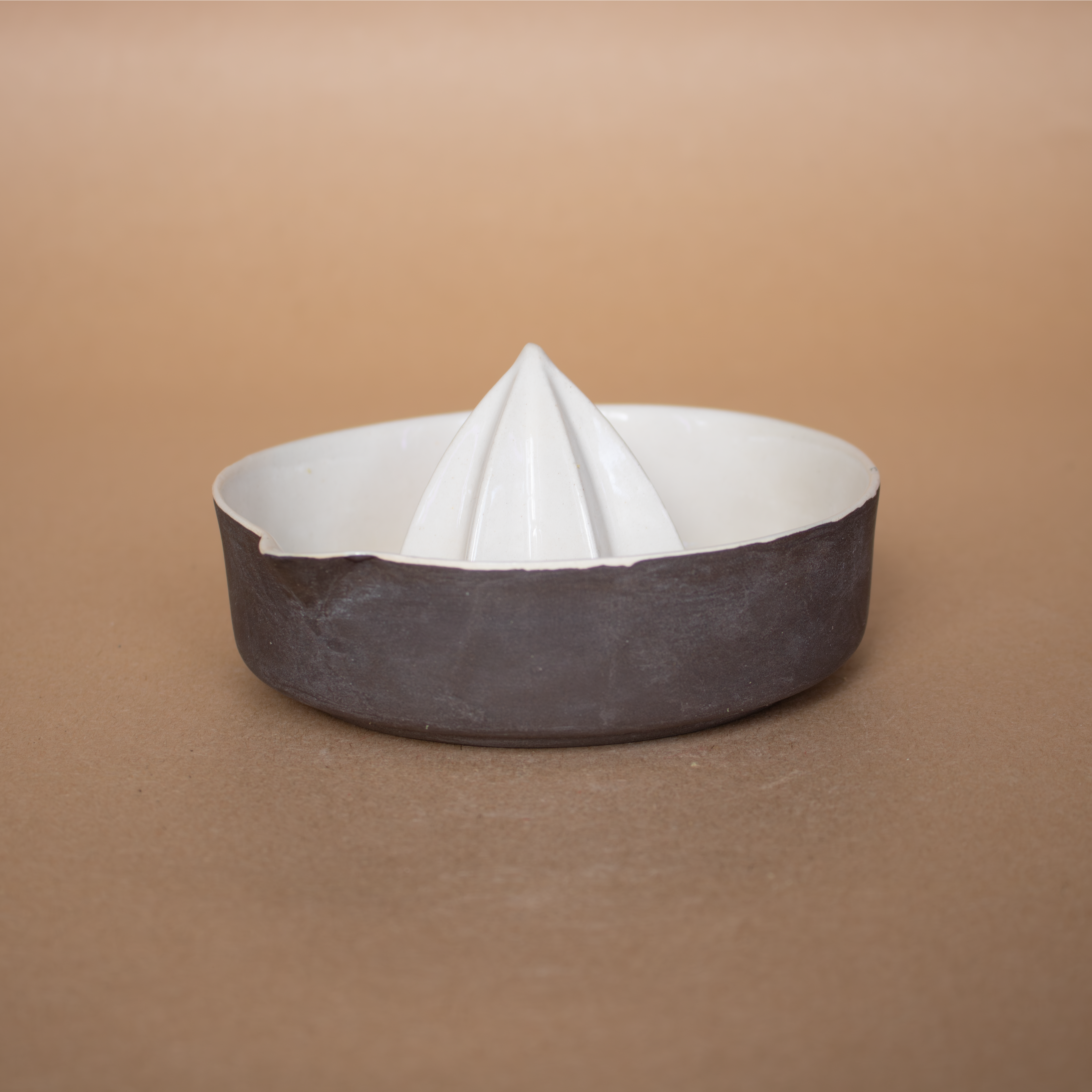 El yapımı mat kahverengi porselen limon sıkacağı