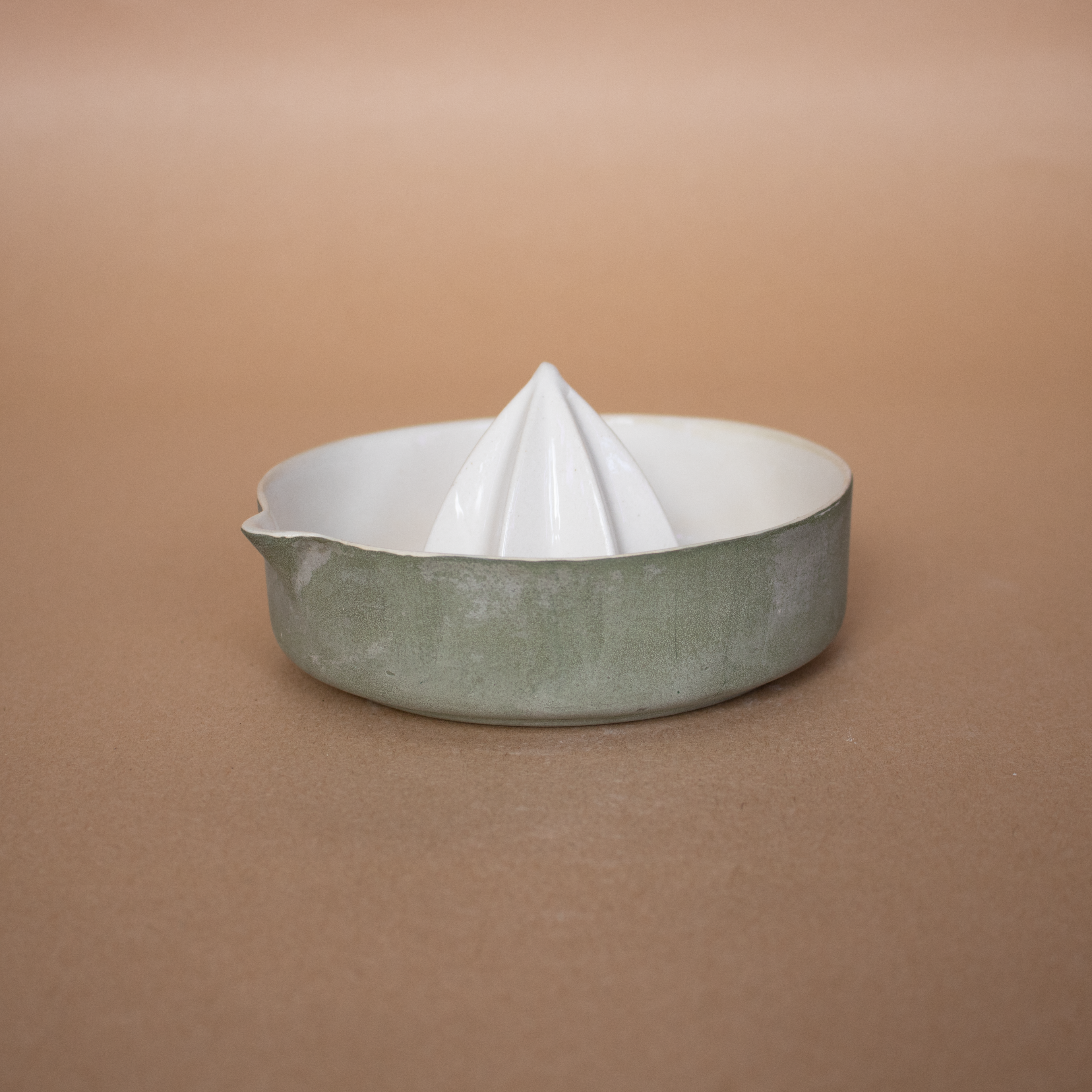 El yapımı mat yeşil porselen limon sıkacağı