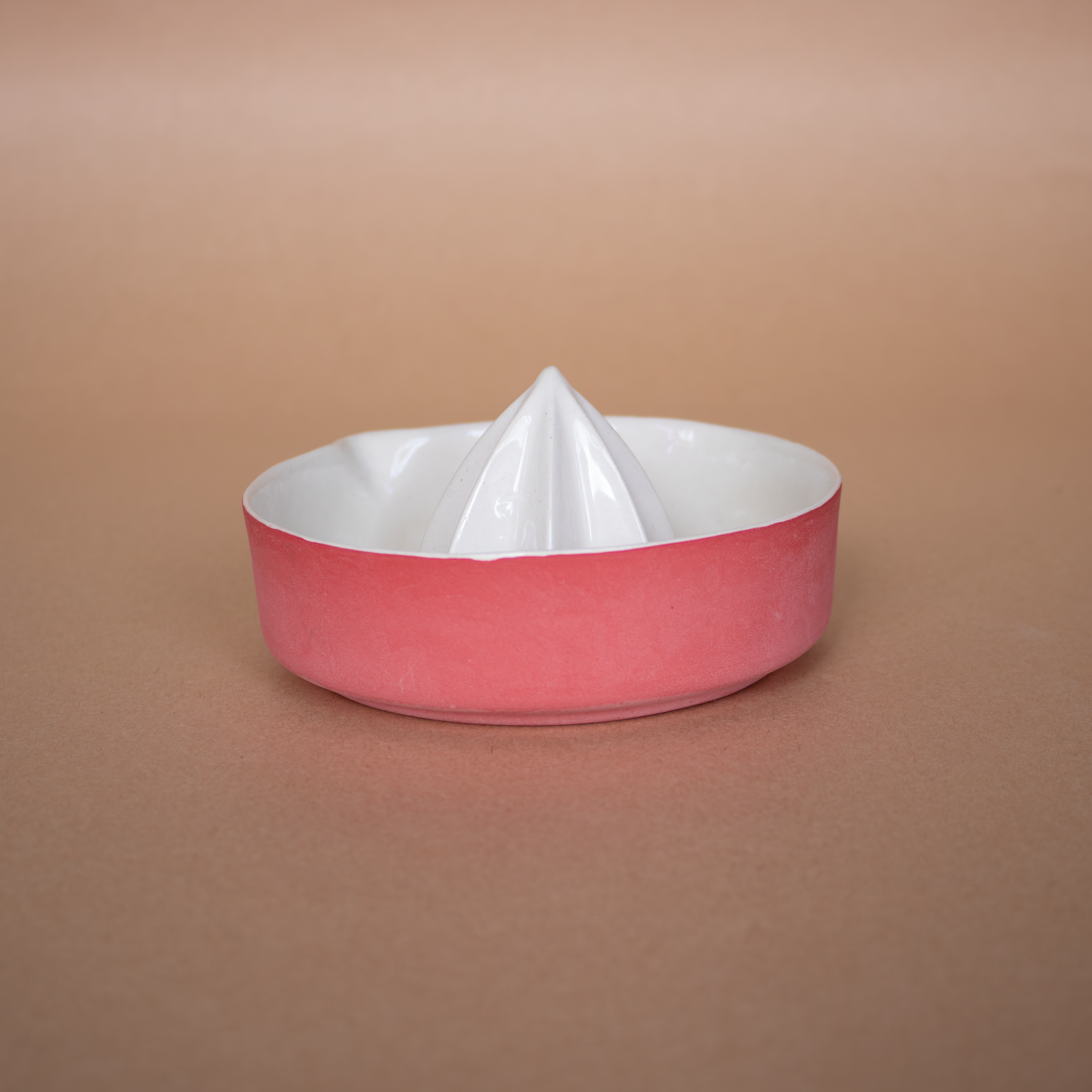 El yapımı mat kırmızı porselen limon sıkacağı