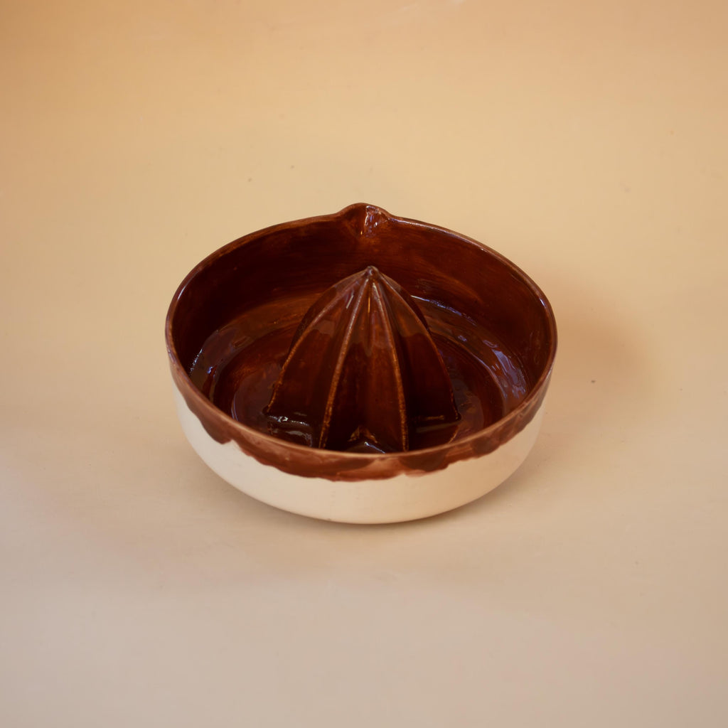 El yapımı kahverengi porselen limon sıkacağı