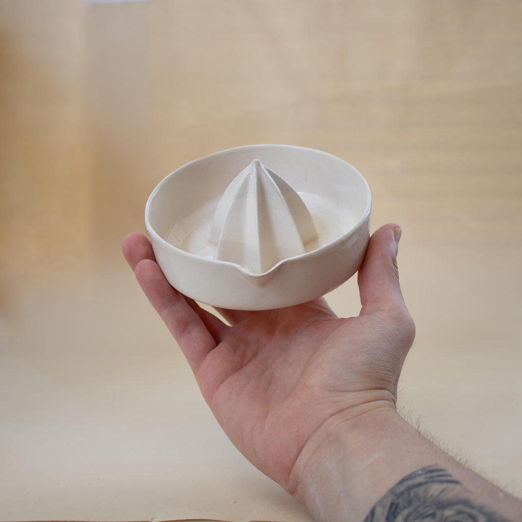 El yapımı beyaz porselen limon sıkacağı