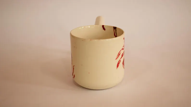 Yengeç el yapımı porselen kupa