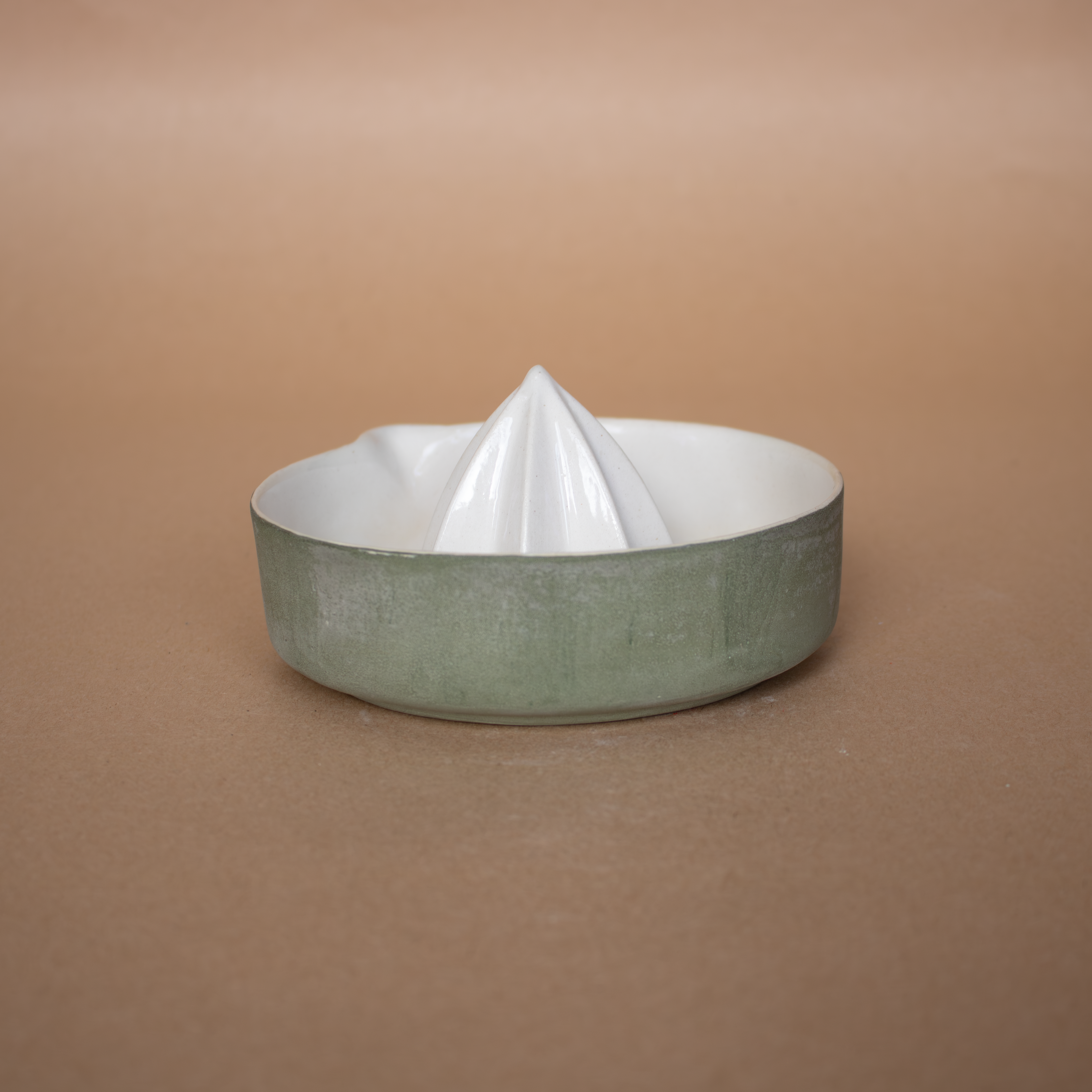 El yapımı mat yeşil porselen limon sıkacağı