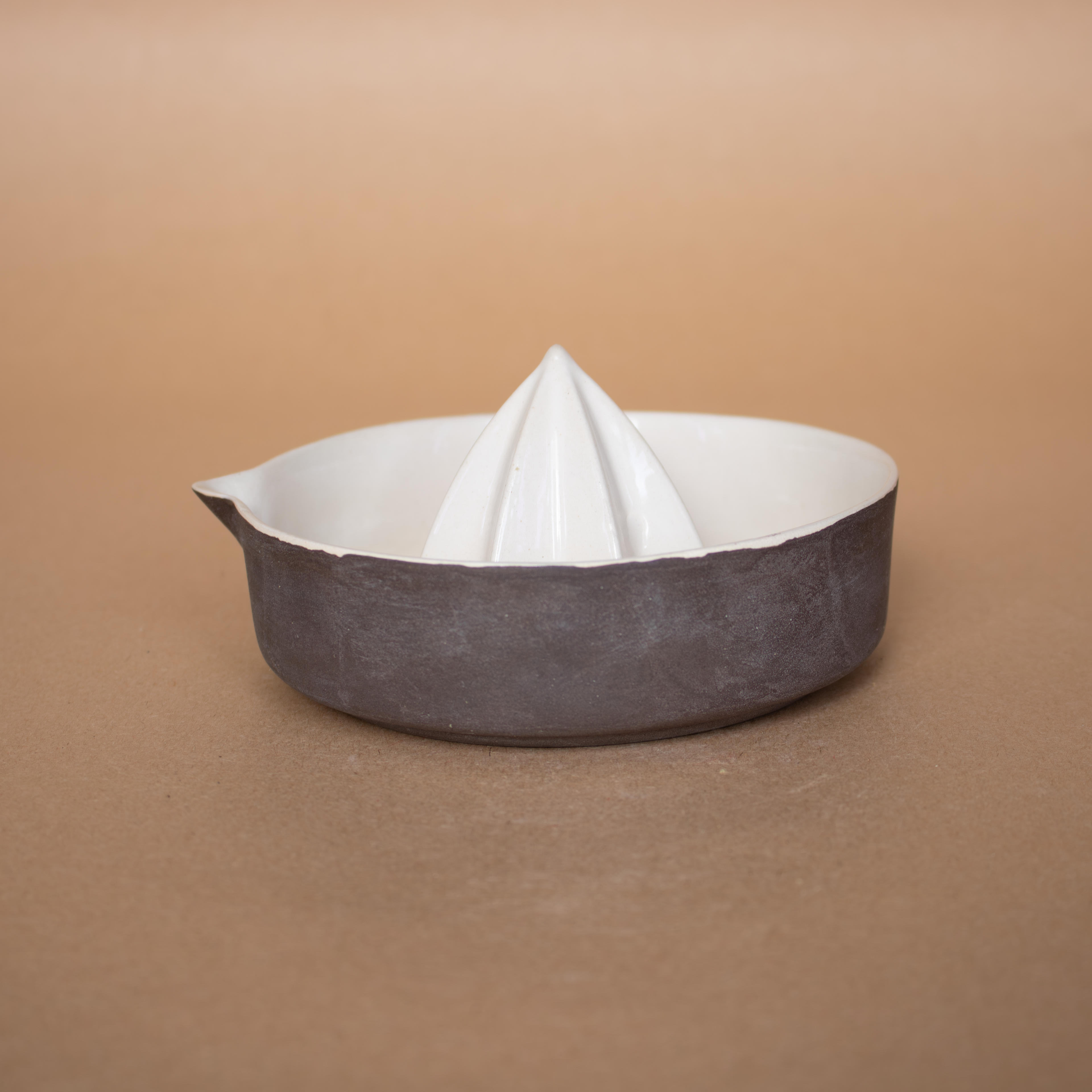 El yapımı mat kahverengi porselen limon sıkacağı