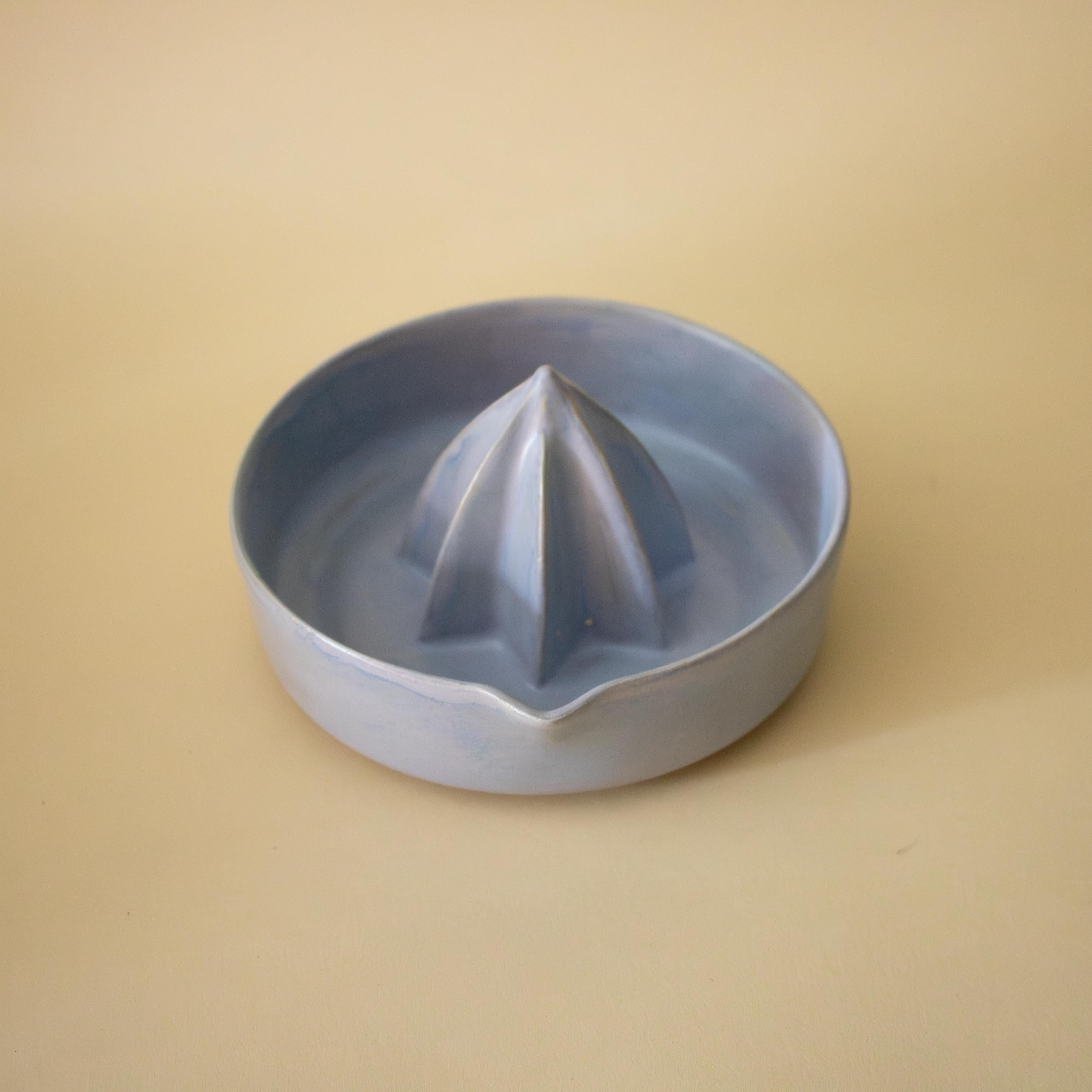 El yapımı mat bebek mavisi porselen limon sıkacağı