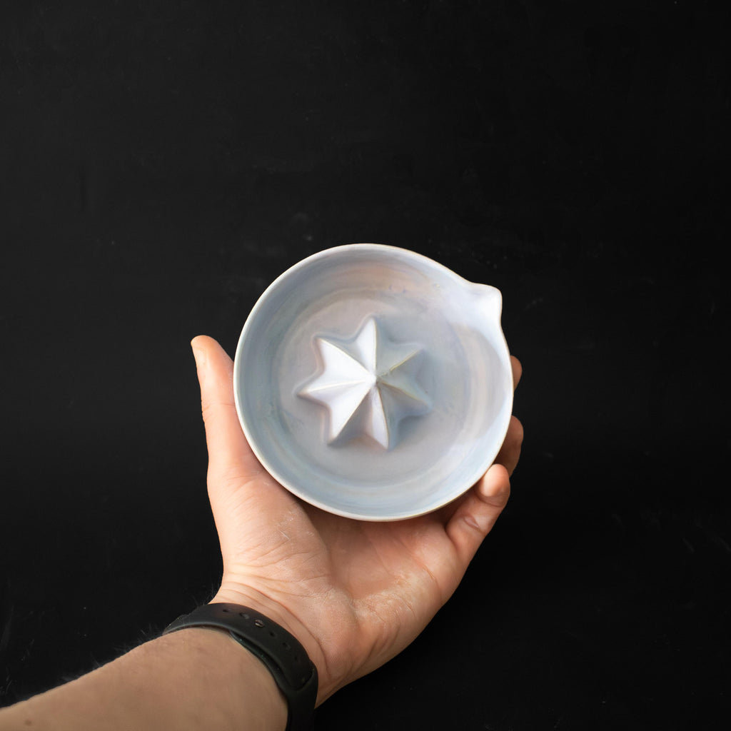 El yapımı mat bebek mavisi porselen limon sıkacağı