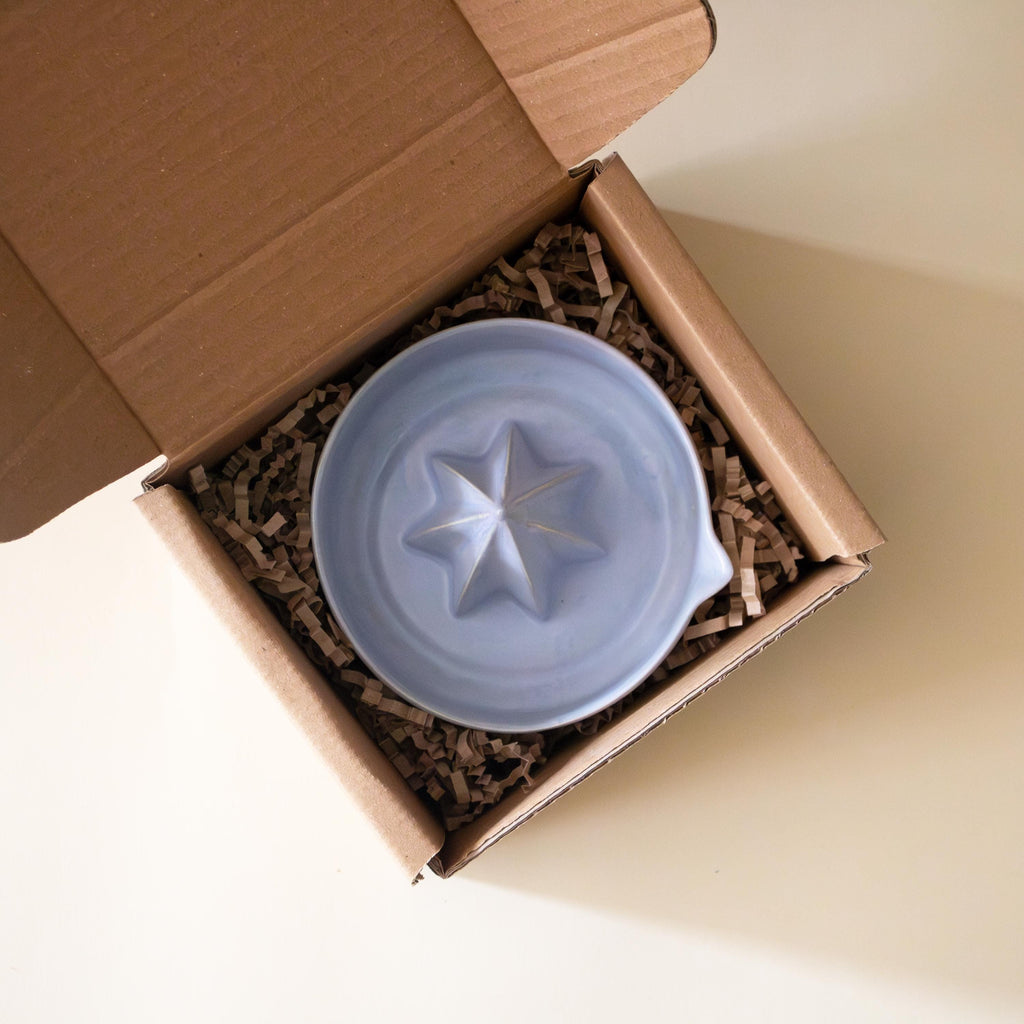 El yapımı mat bebek mavisi porselen limon sıkacağı