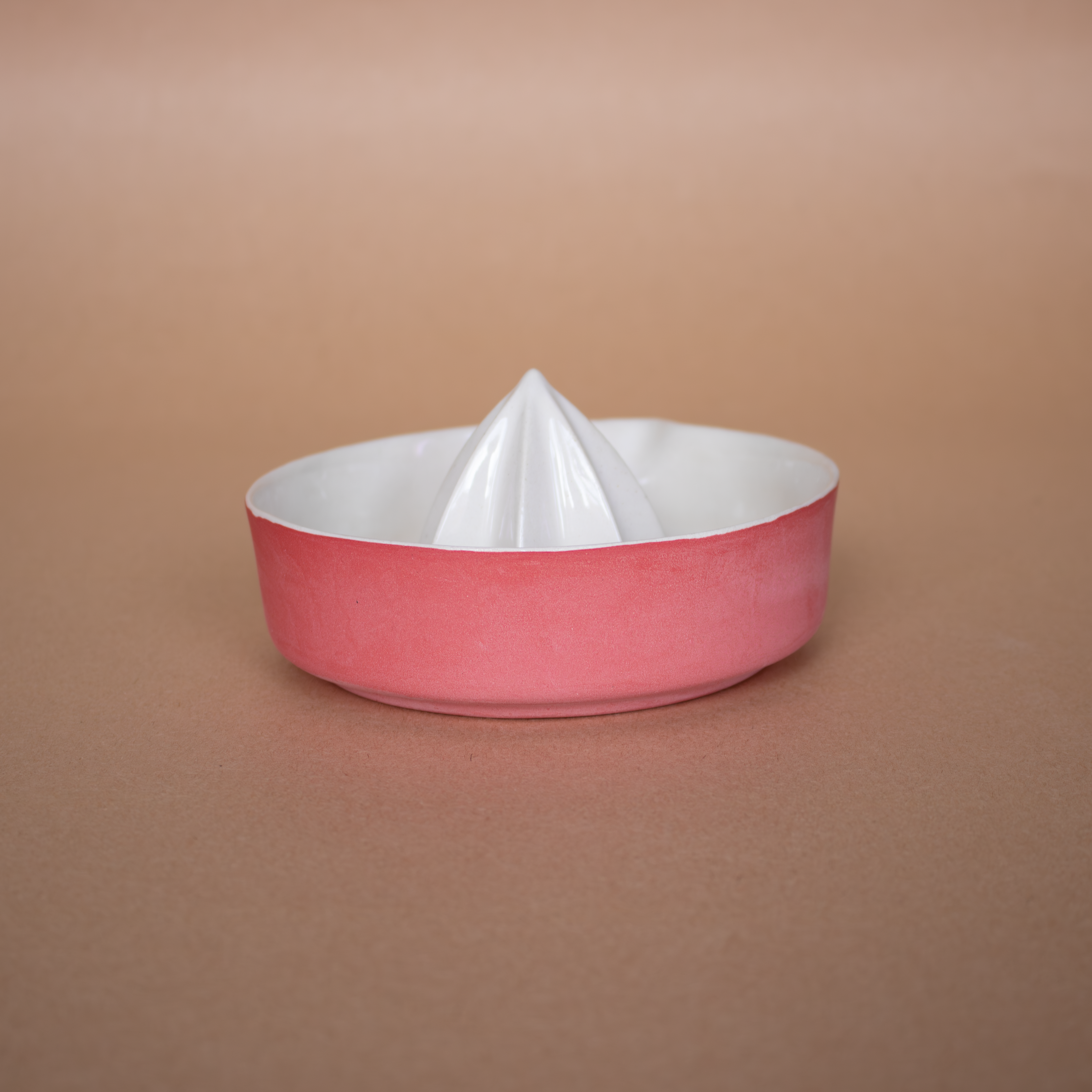 El yapımı mat kırmızı porselen limon sıkacağı