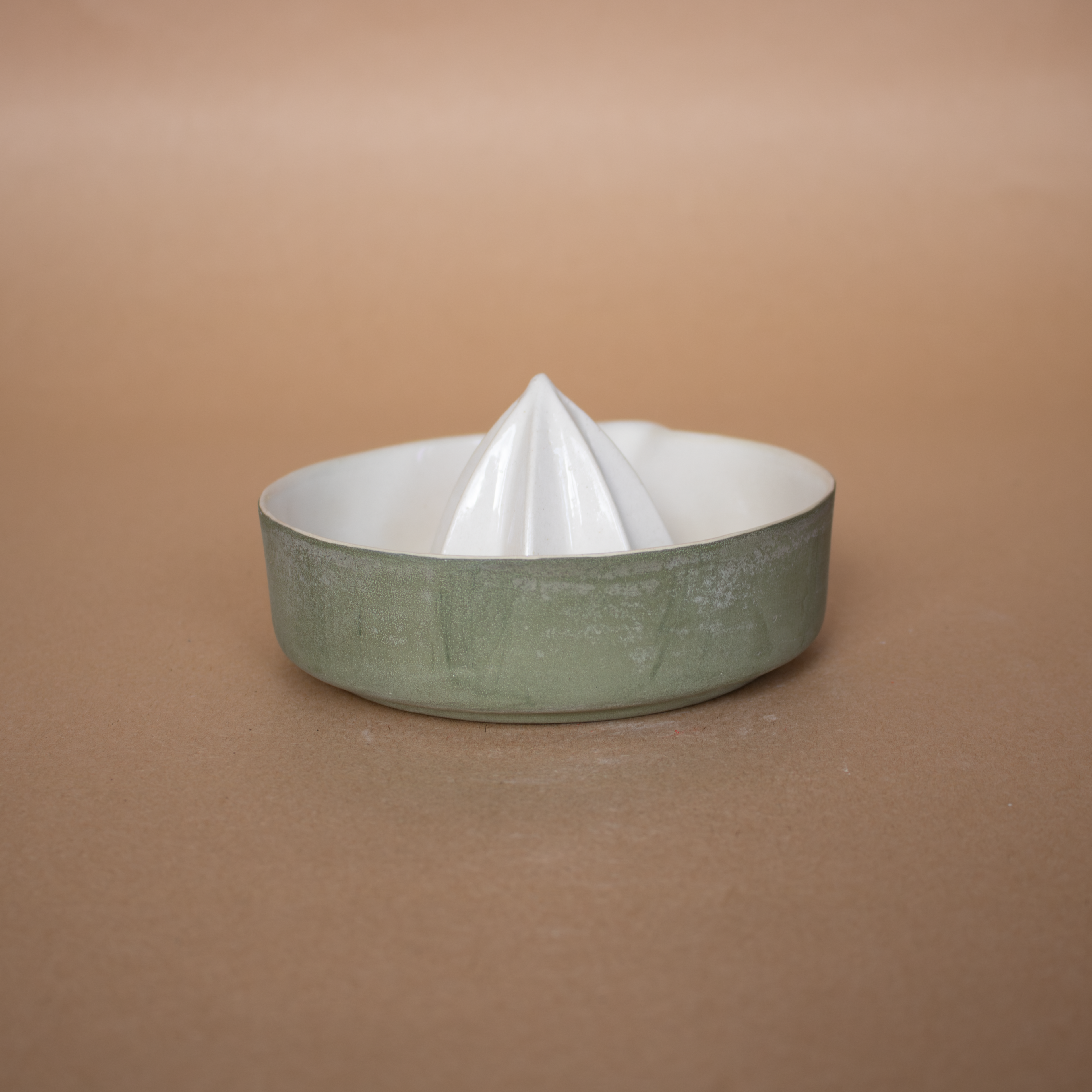 El yapımı mat yeşil porselen limon sıkacağı