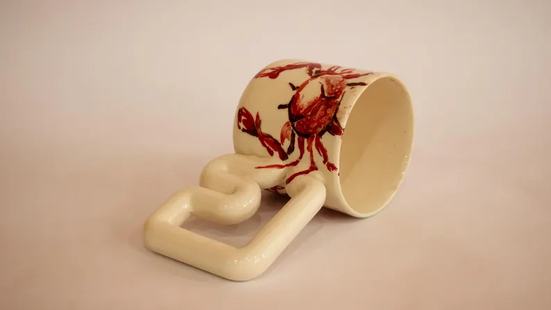 Yengeç el yapımı porselen kupa