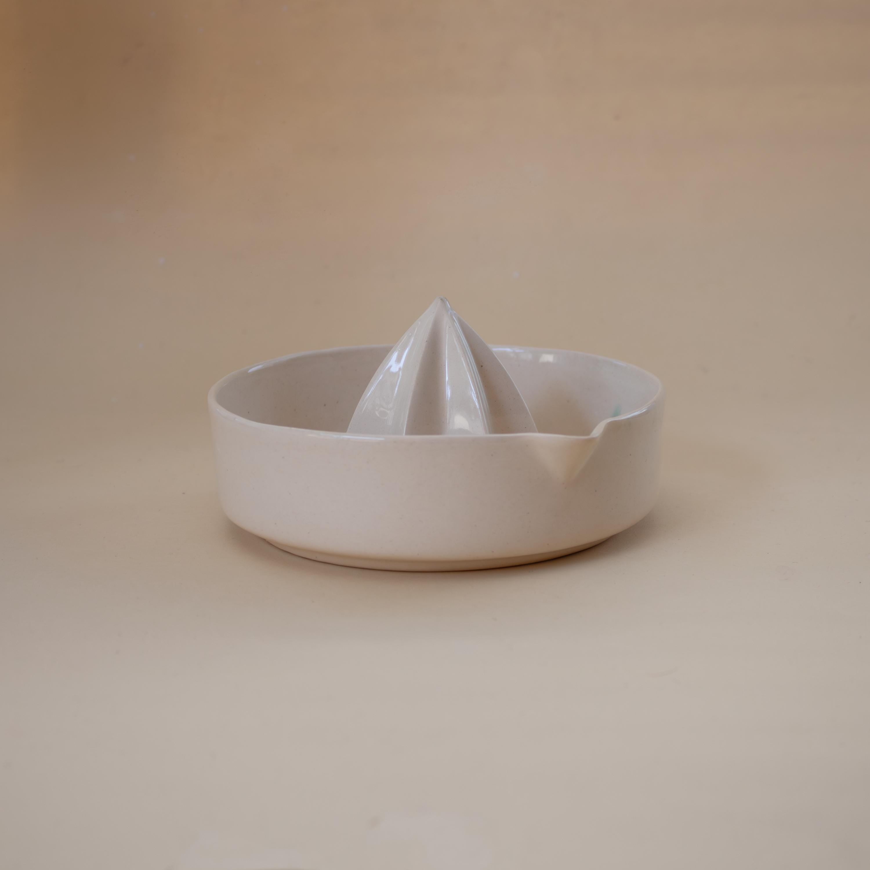 El yapımı beyaz porselen limon sıkacağı