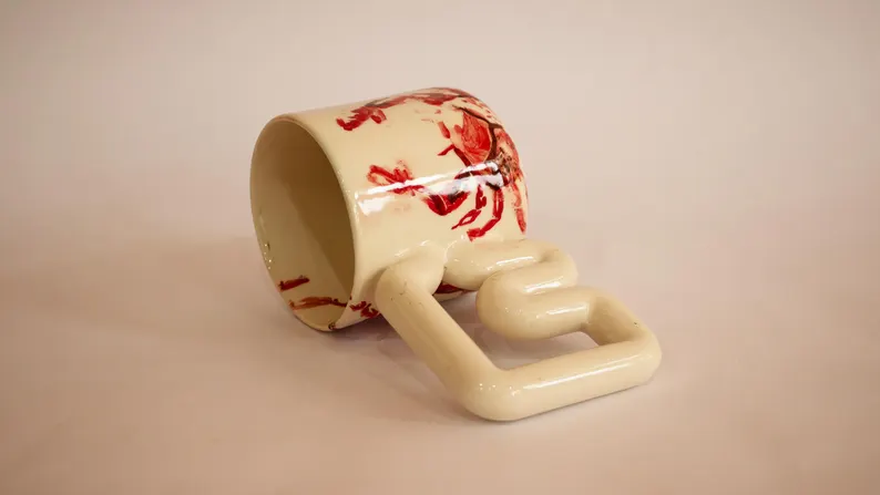 Yengeç el yapımı porselen kupa