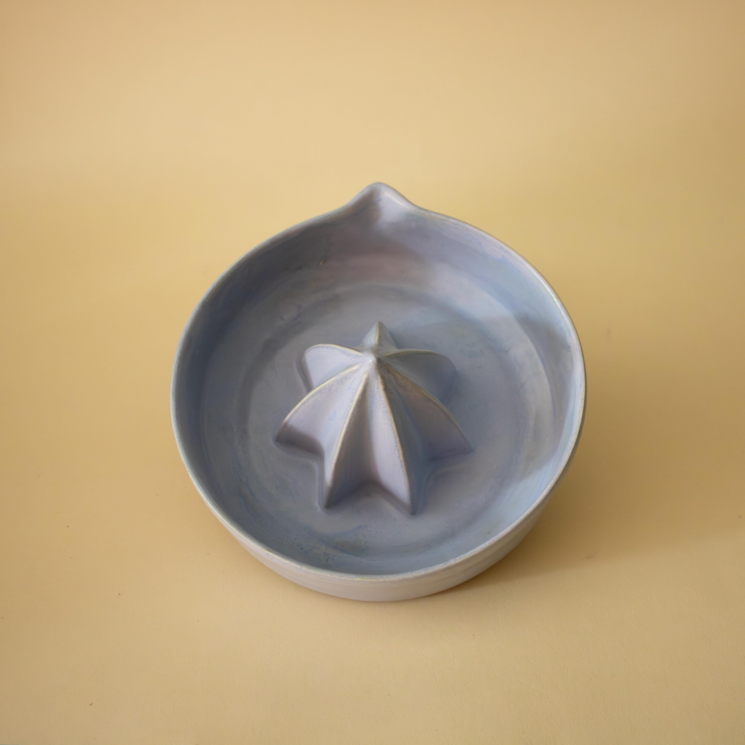 El yapımı mat bebek mavisi porselen limon sıkacağı