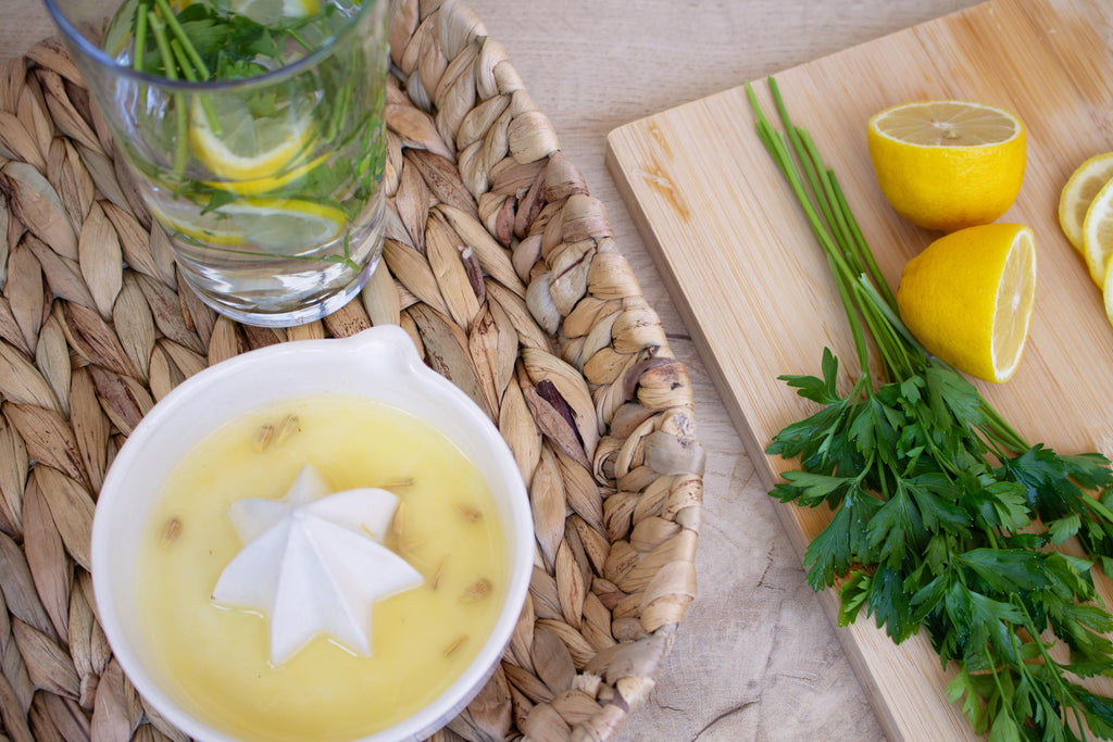 El yapımı beyaz porselen limon sıkacağı