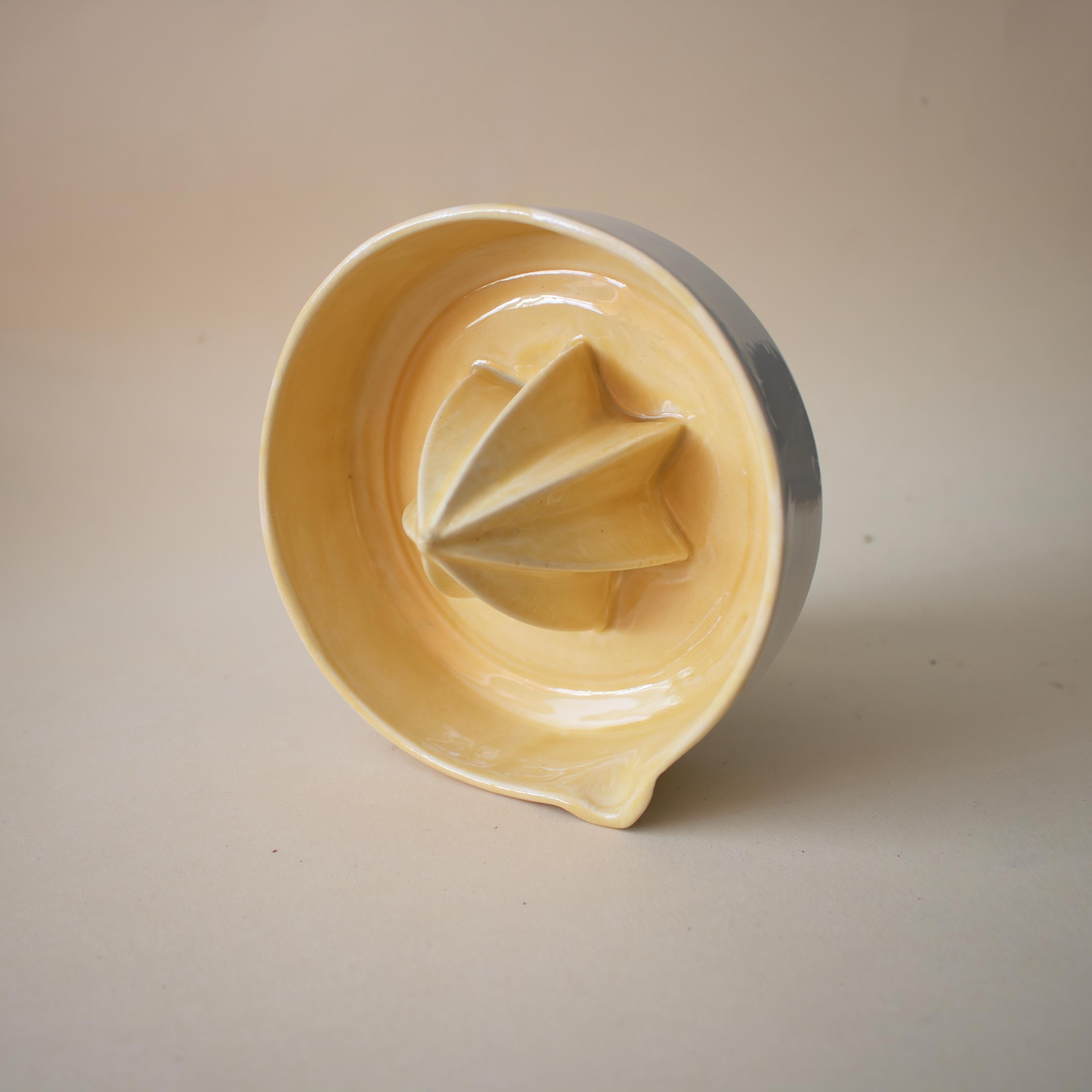 El yapımı sarı porselen limon sıkacağı