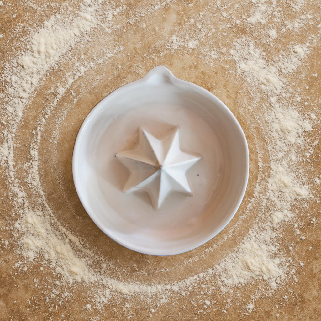 El yapımı beyaz porselen limon sıkacağı