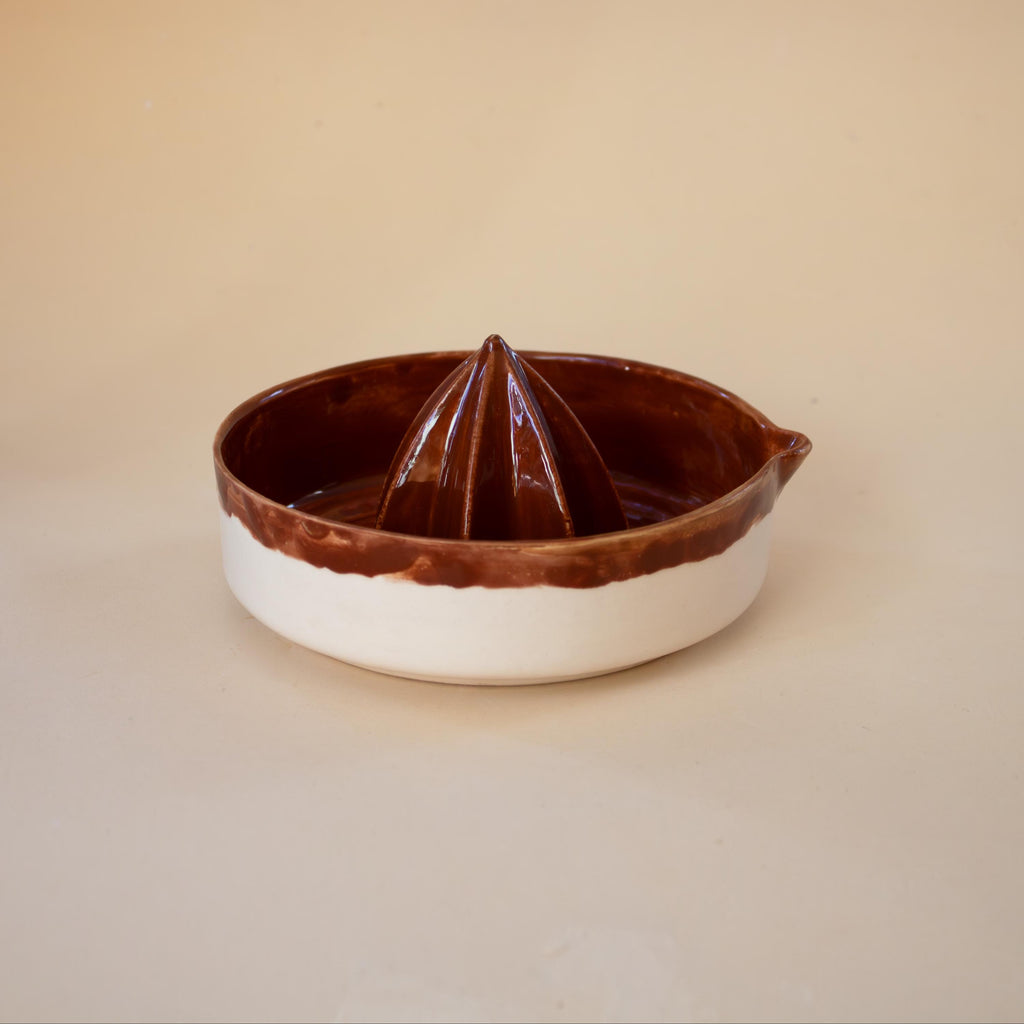 El yapımı kahverengi porselen limon sıkacağı