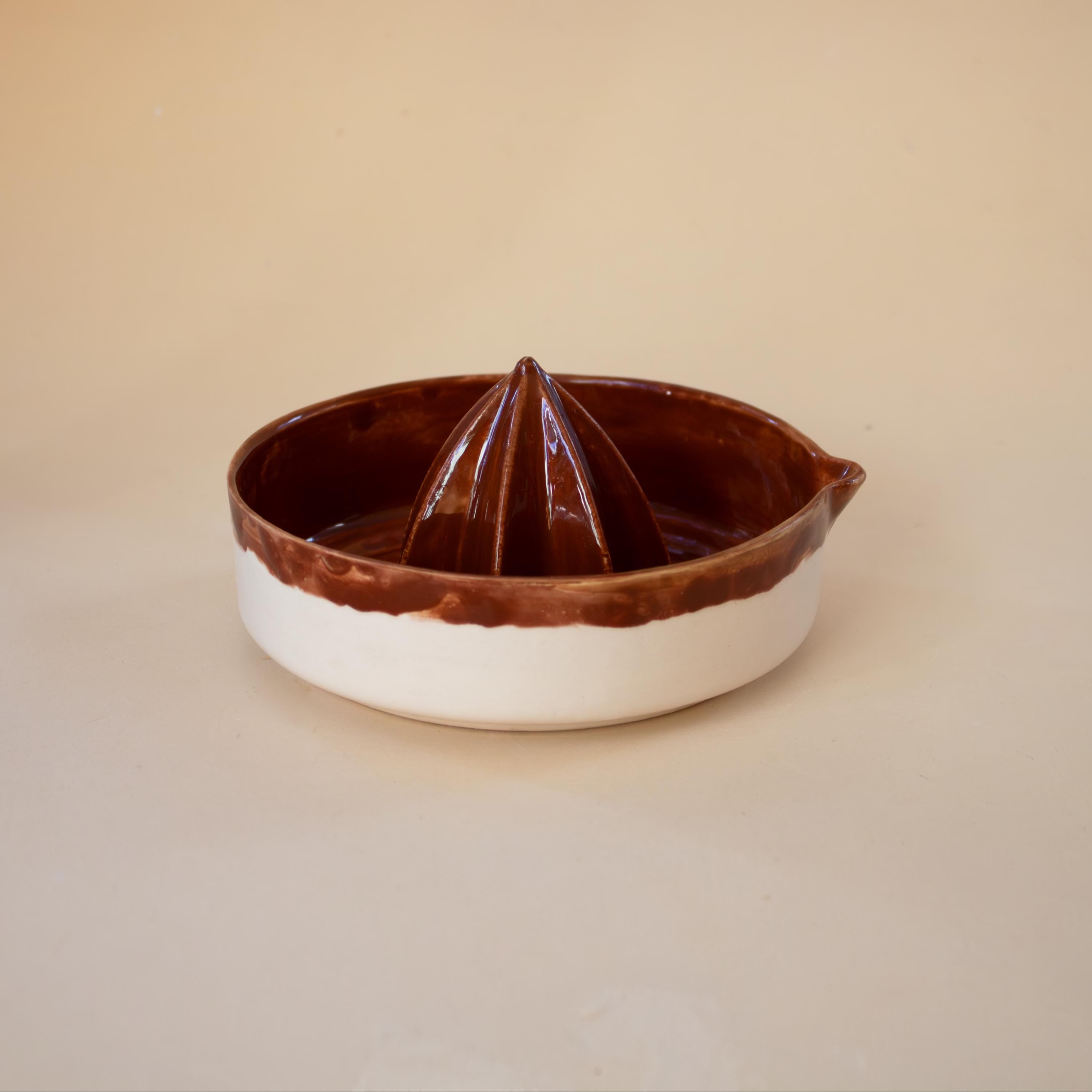 El yapımı kahverengi porselen limon sıkacağı