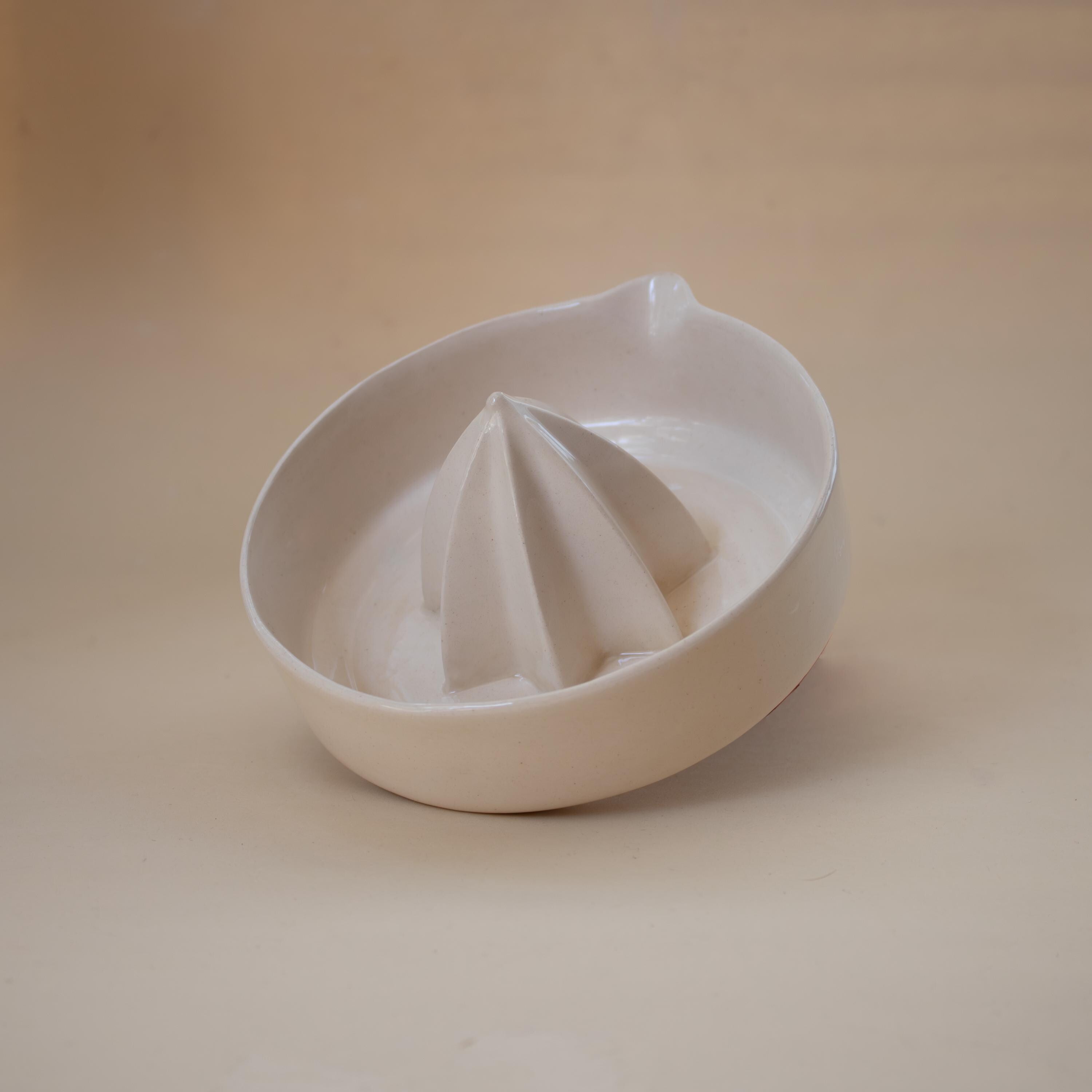 El yapımı beyaz porselen limon sıkacağı