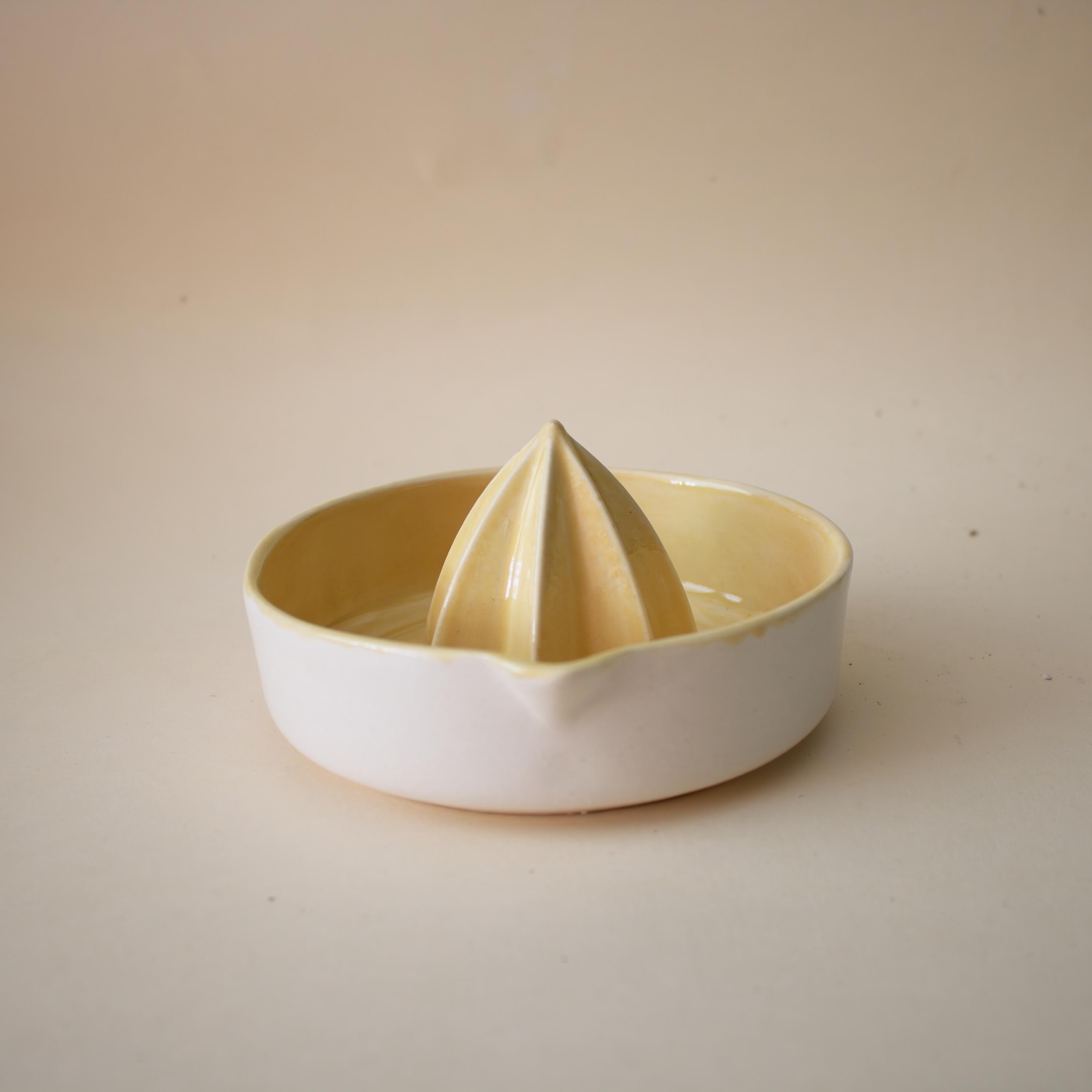 El yapımı sarı porselen limon sıkacağı