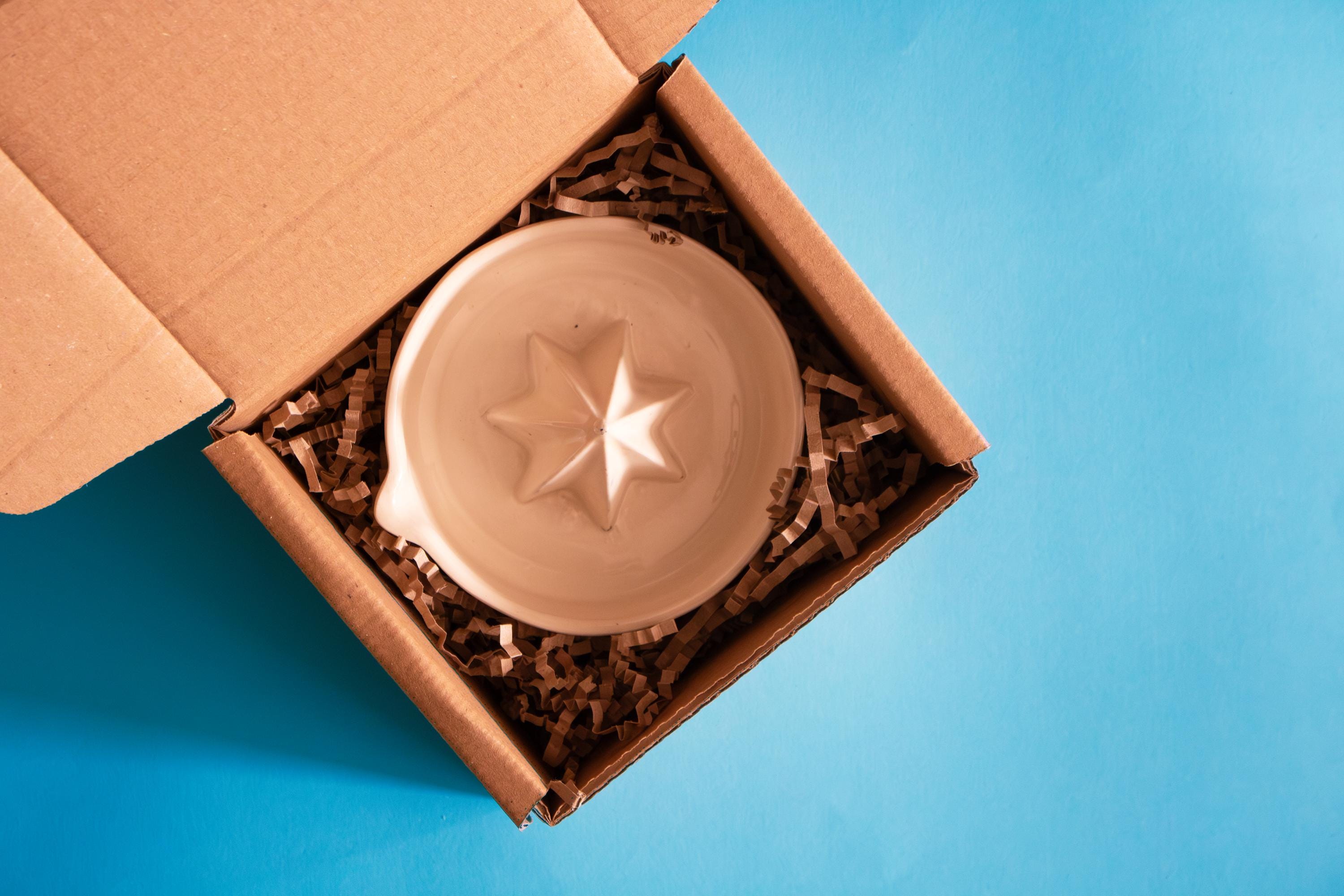 El yapımı beyaz porselen limon sıkacağı