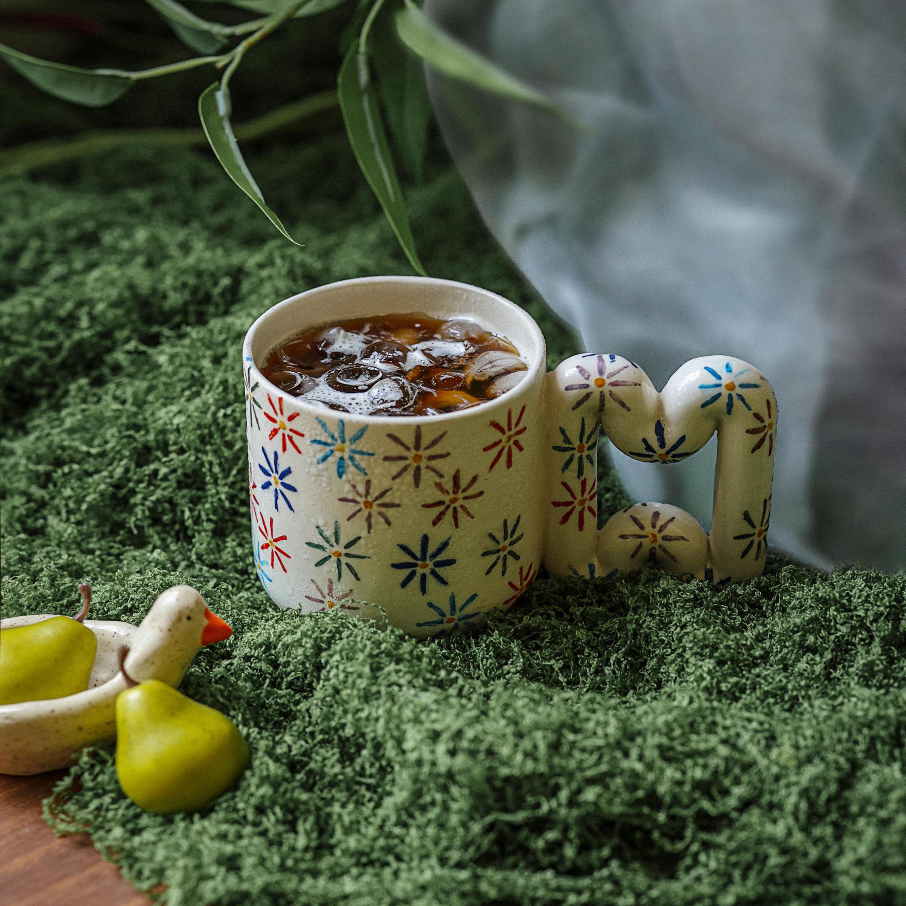 Rengarenk çiçek desenli el yapımı porselen kupa