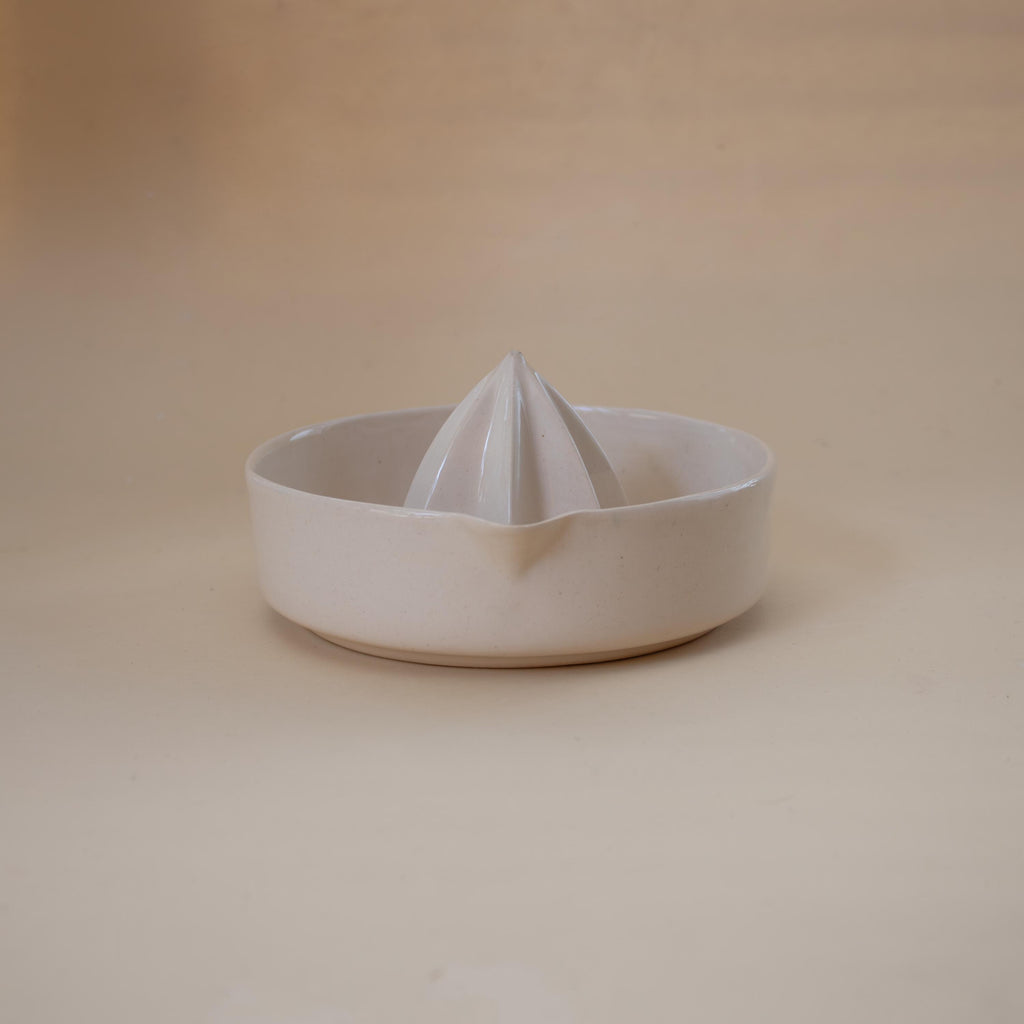 El yapımı beyaz porselen limon sıkacağı