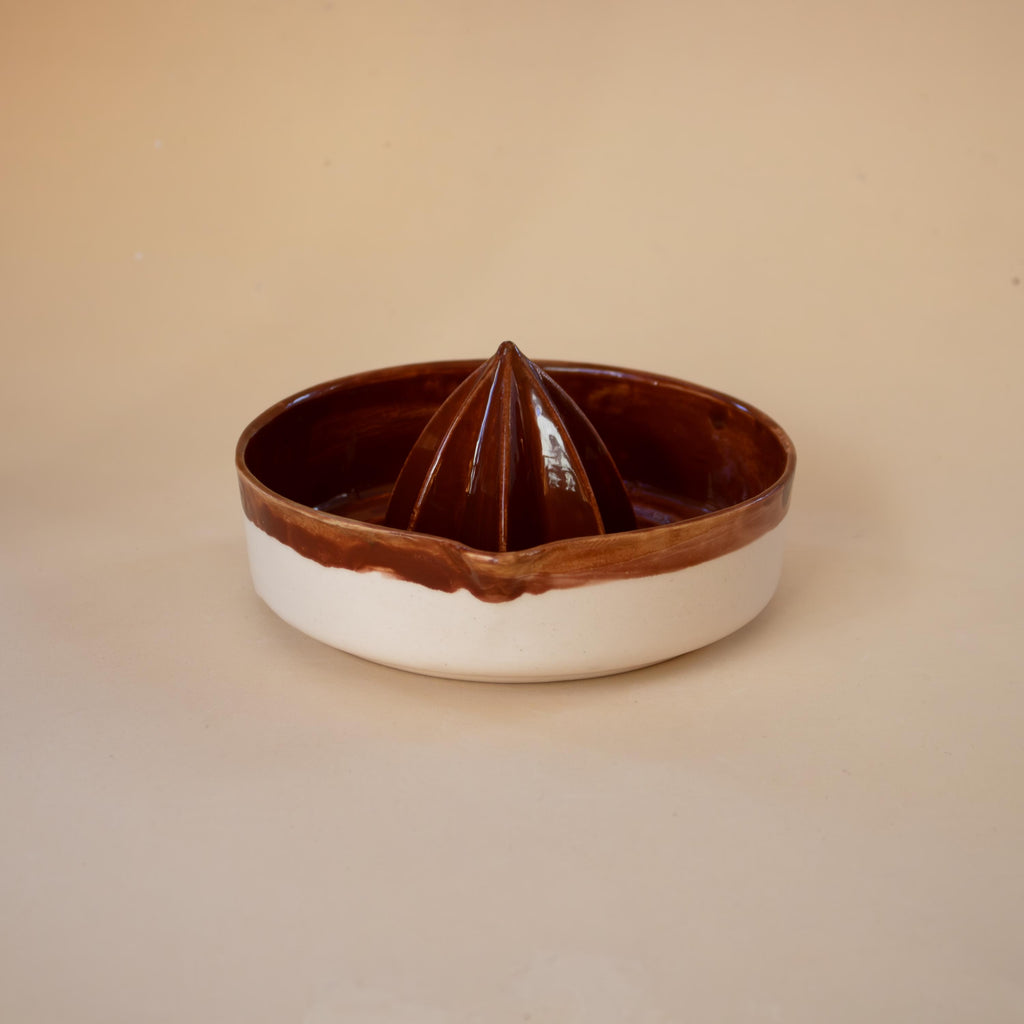 El yapımı kahverengi porselen limon sıkacağı