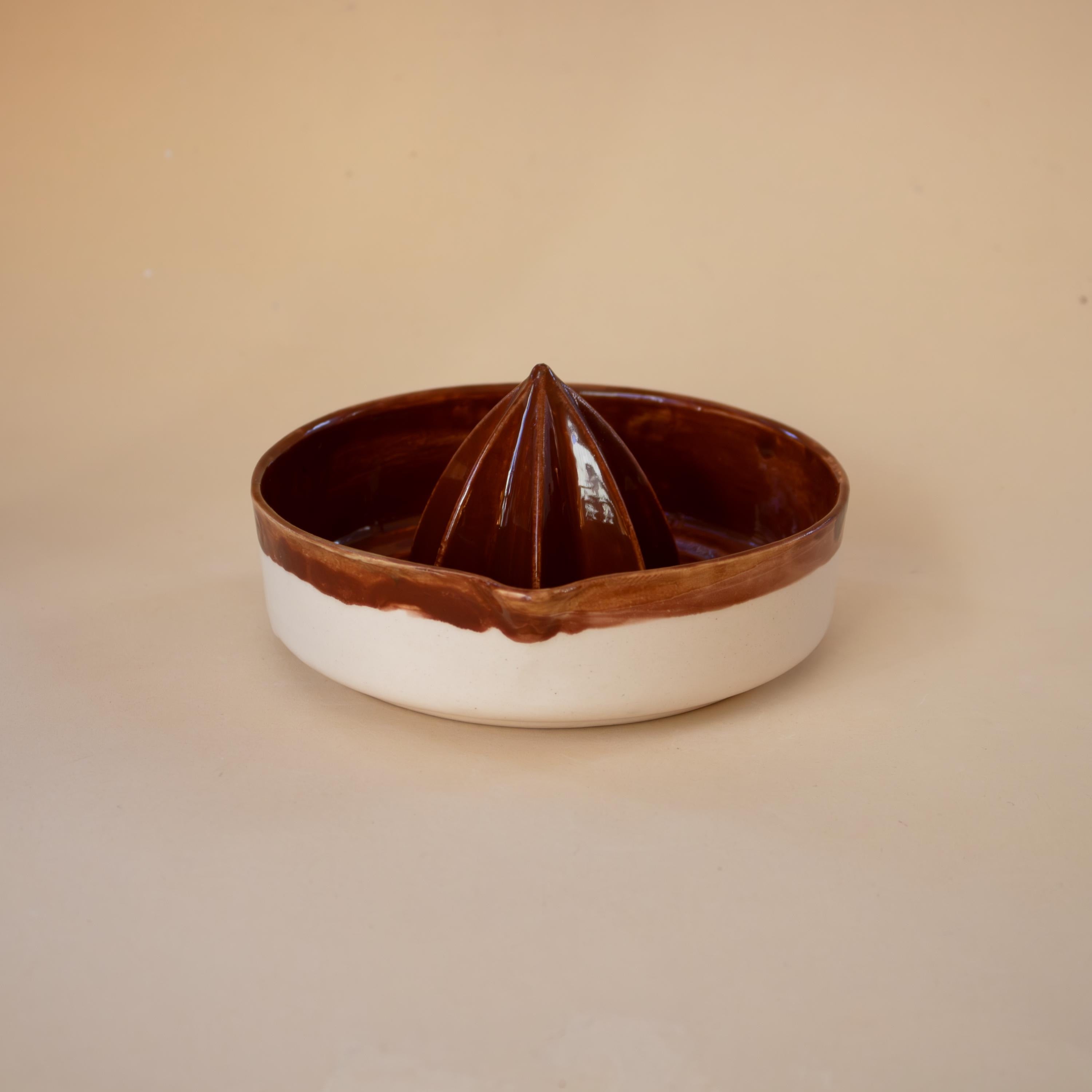 El yapımı kahverengi porselen limon sıkacağı