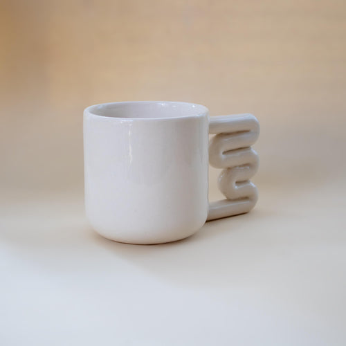 El yapımı beyaz porselen kupa