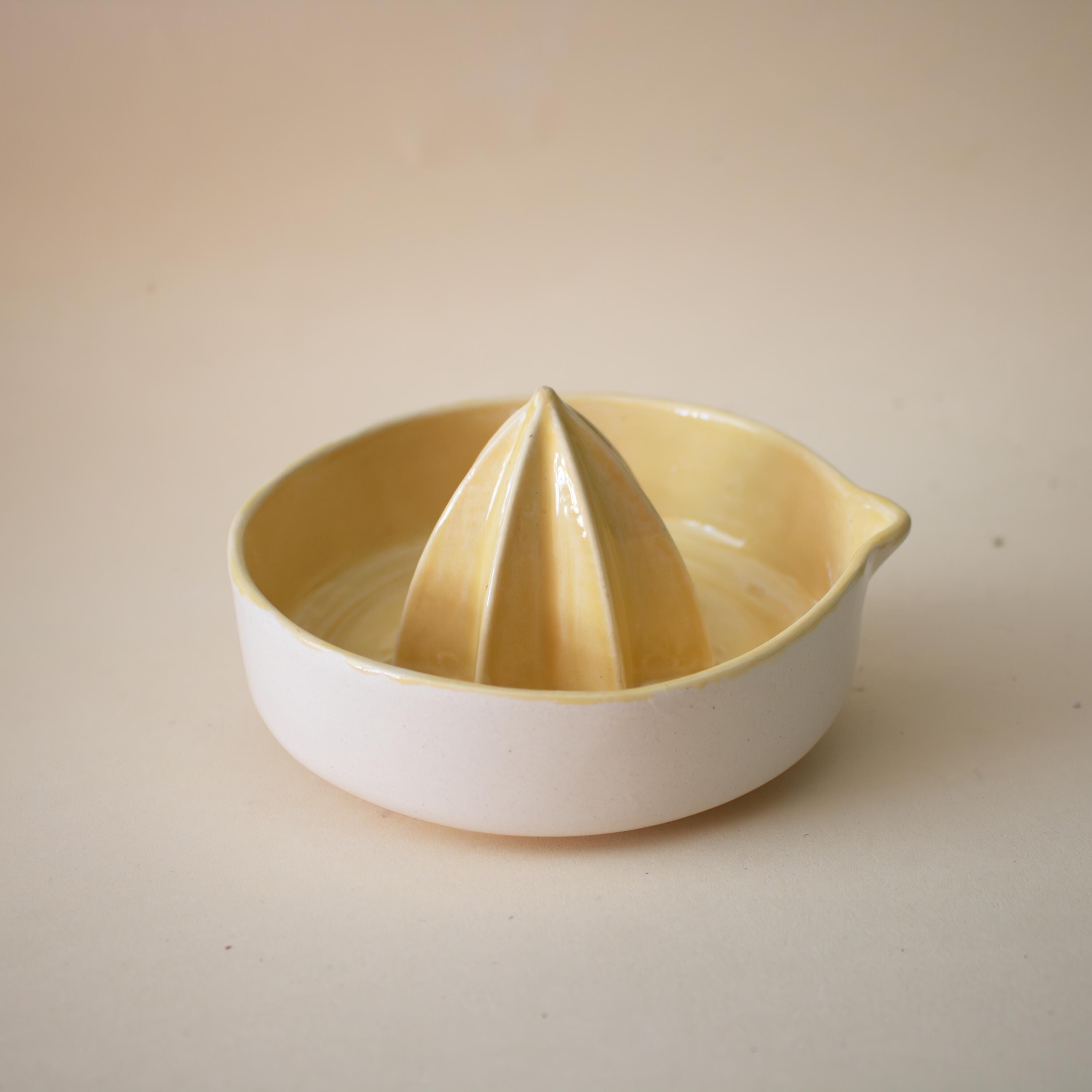 El yapımı sarı porselen limon sıkacağı