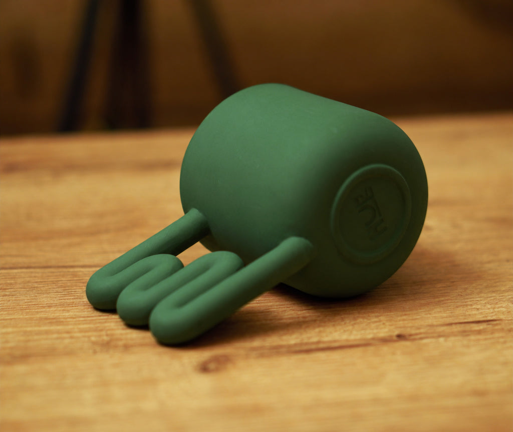 Dark green matte porcelain mug with squiggle handle by HUE Atelier – photo 9