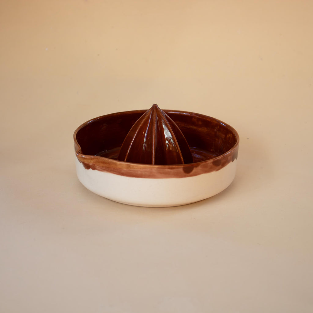 El yapımı kahverengi porselen limon sıkacağı