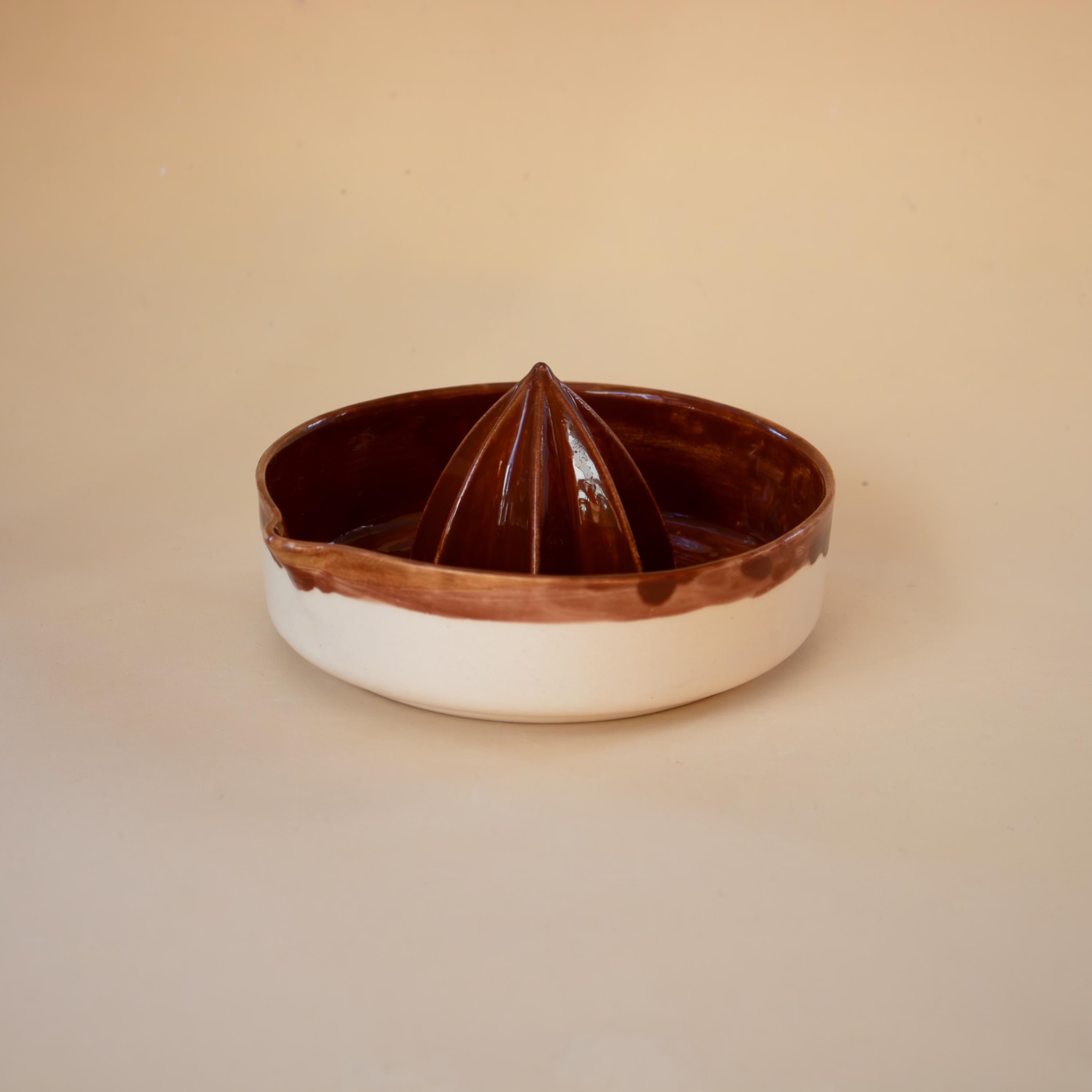 El yapımı kahverengi porselen limon sıkacağı