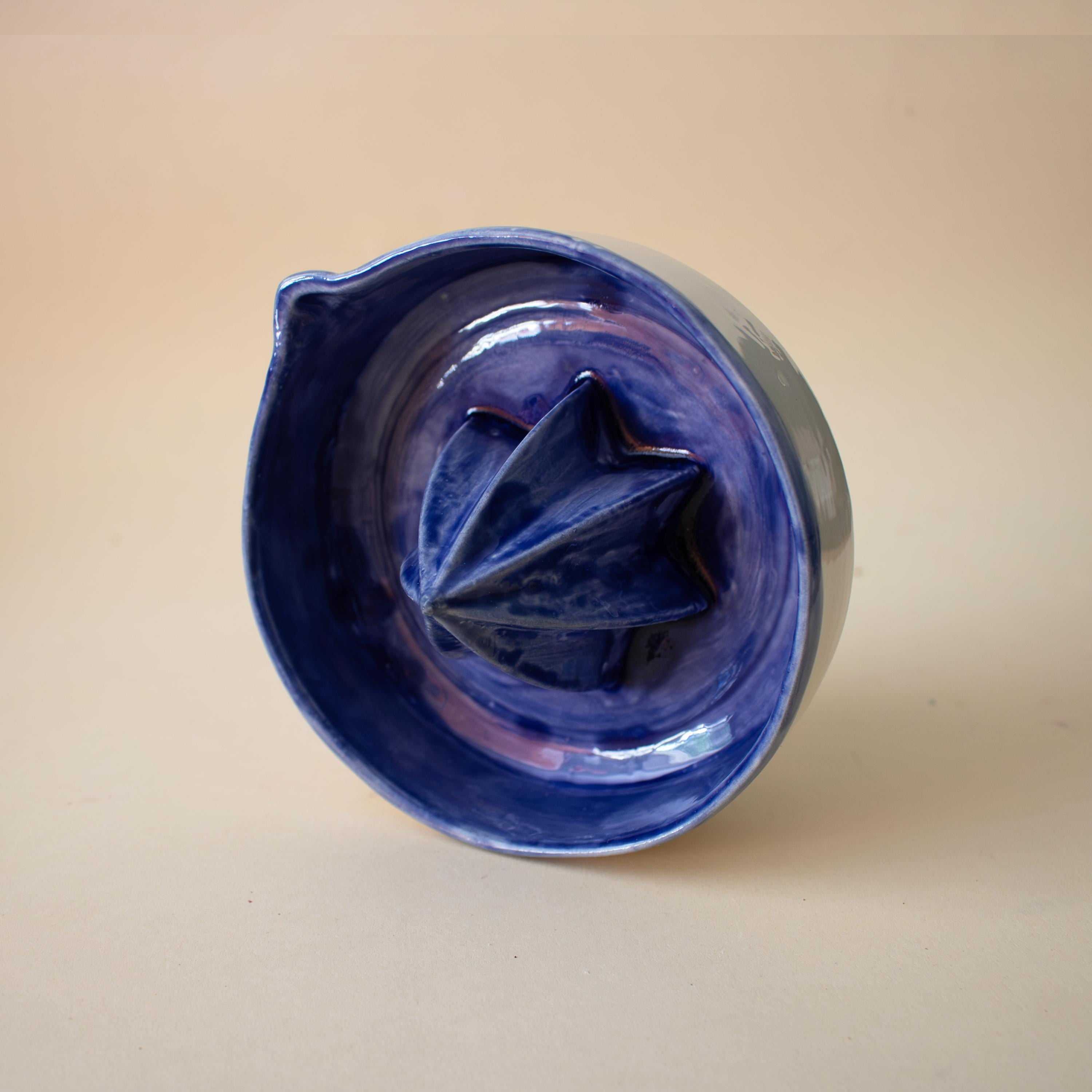 El yapımı koyu mavi porselen limon sıkacağı