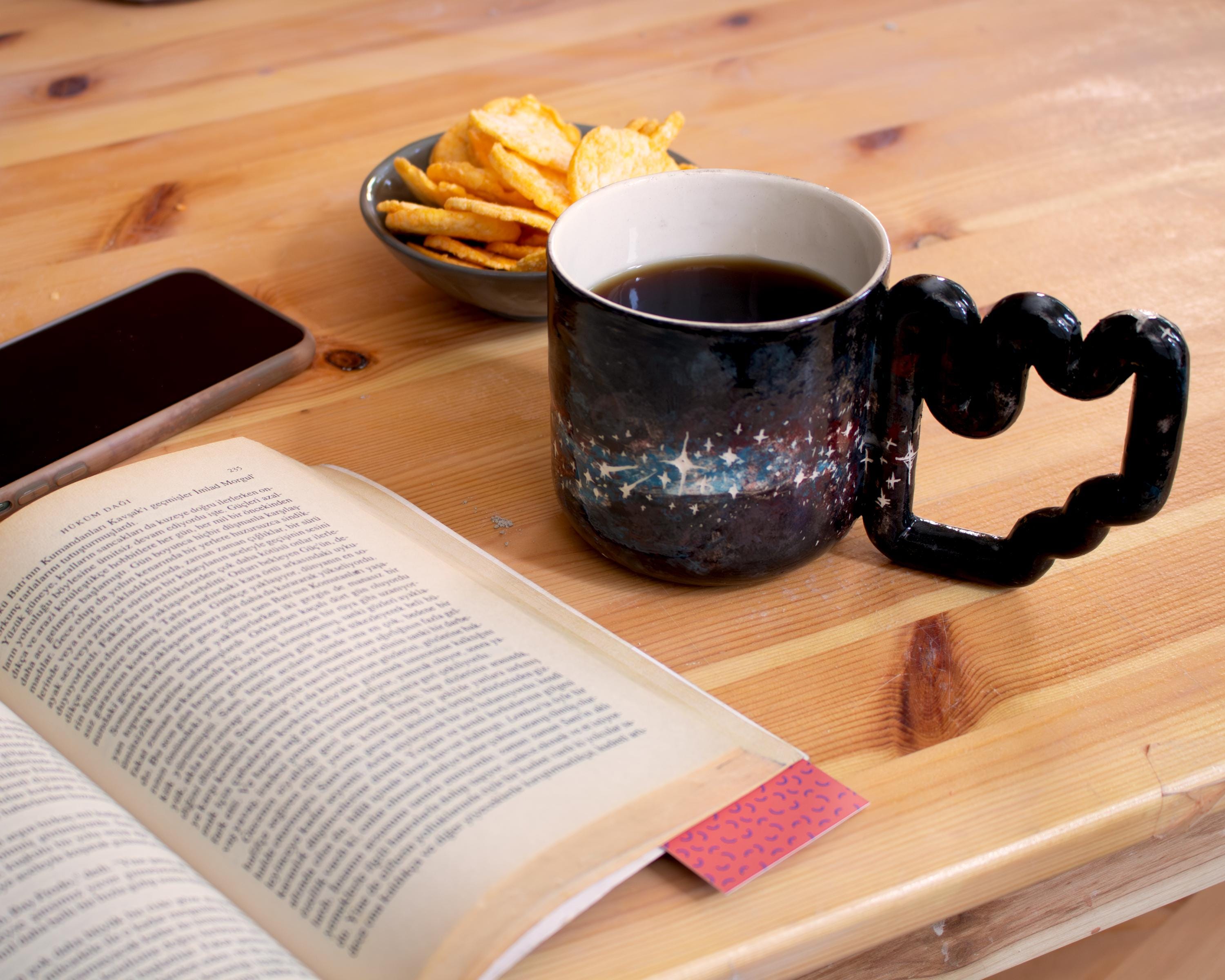 Samanyolu desenli el yapımı porselen kupa