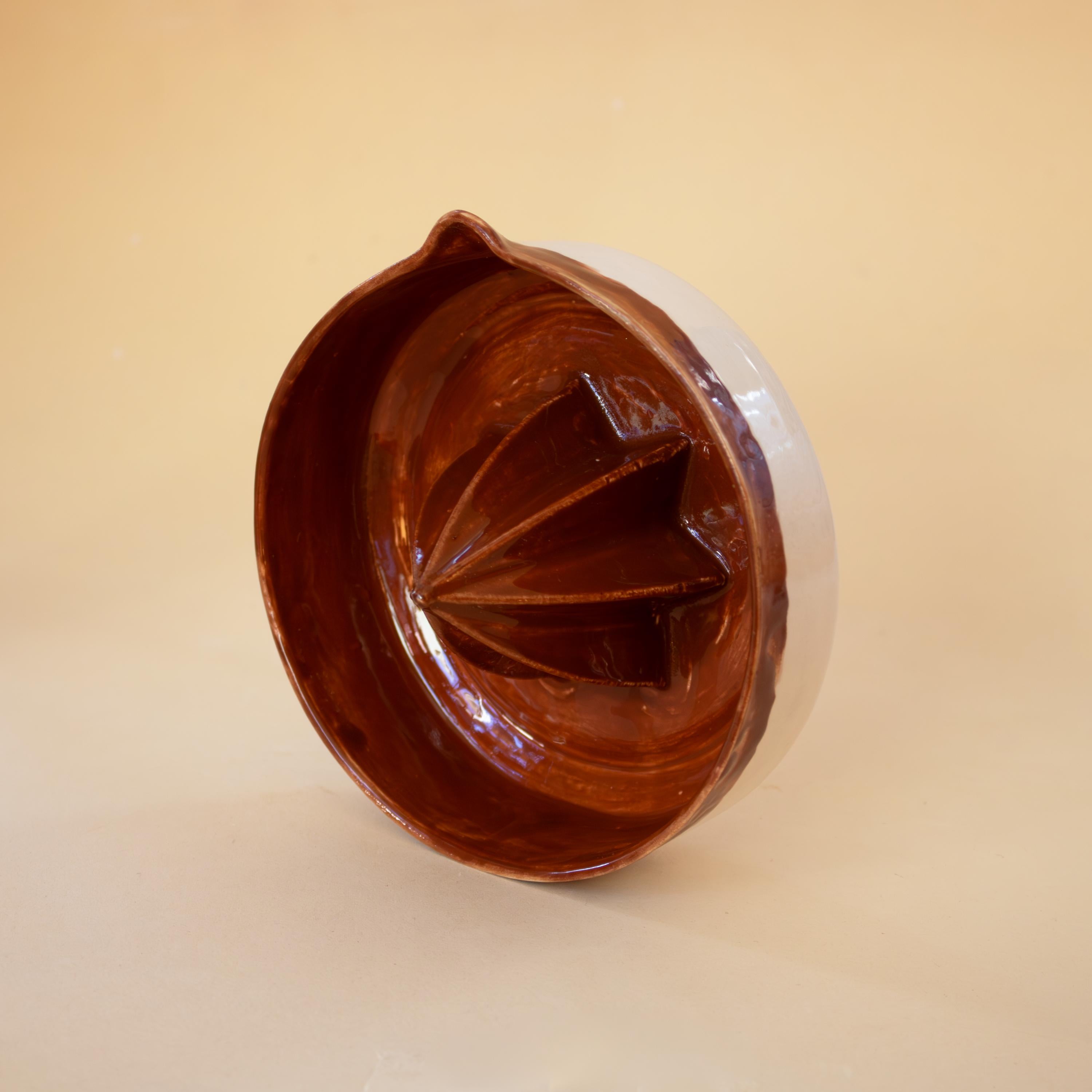 El yapımı kahverengi porselen limon sıkacağı