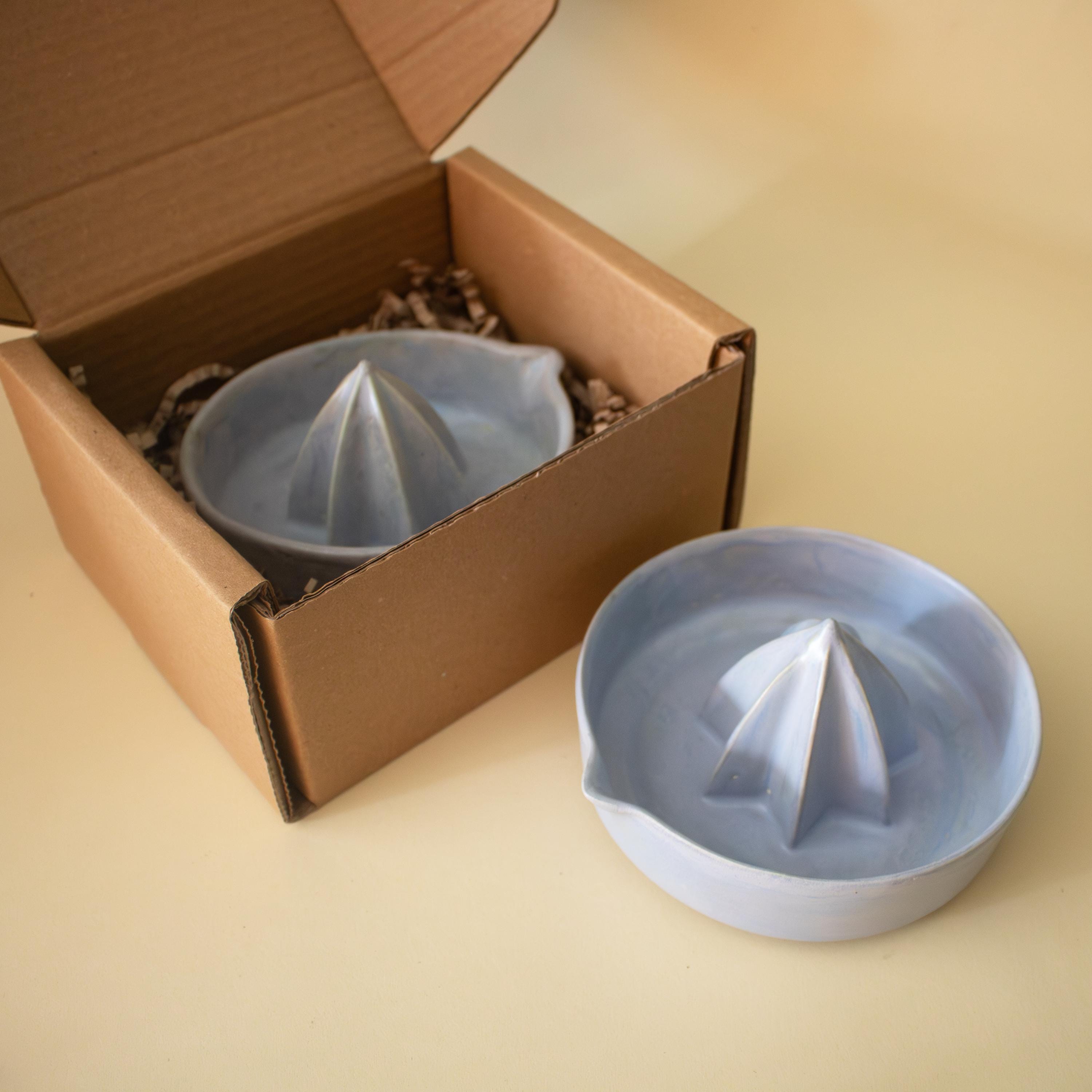 El yapımı mat bebek mavisi porselen limon sıkacağı