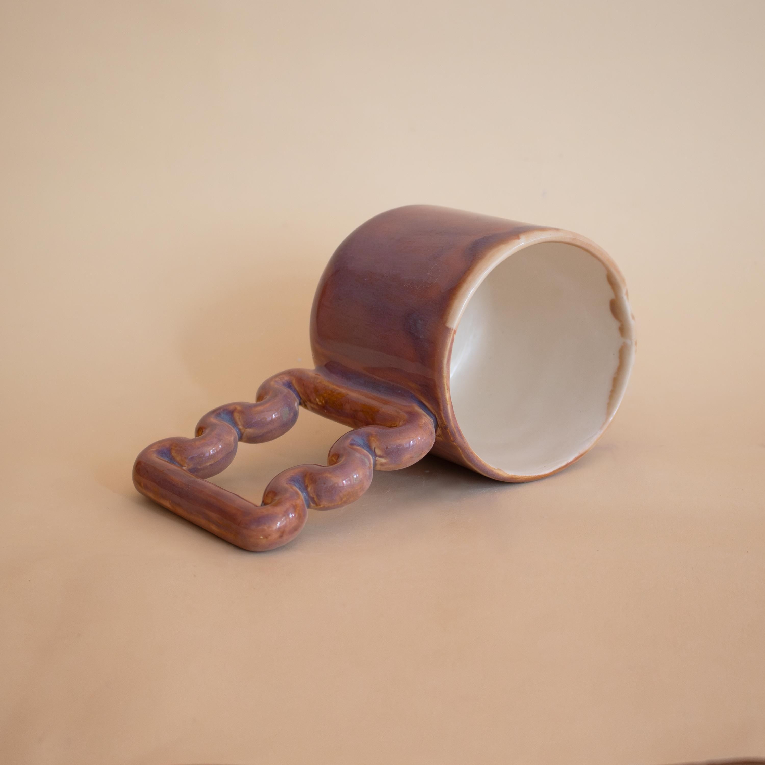 Gün batımı tonlarında el yapımı porselen kupa