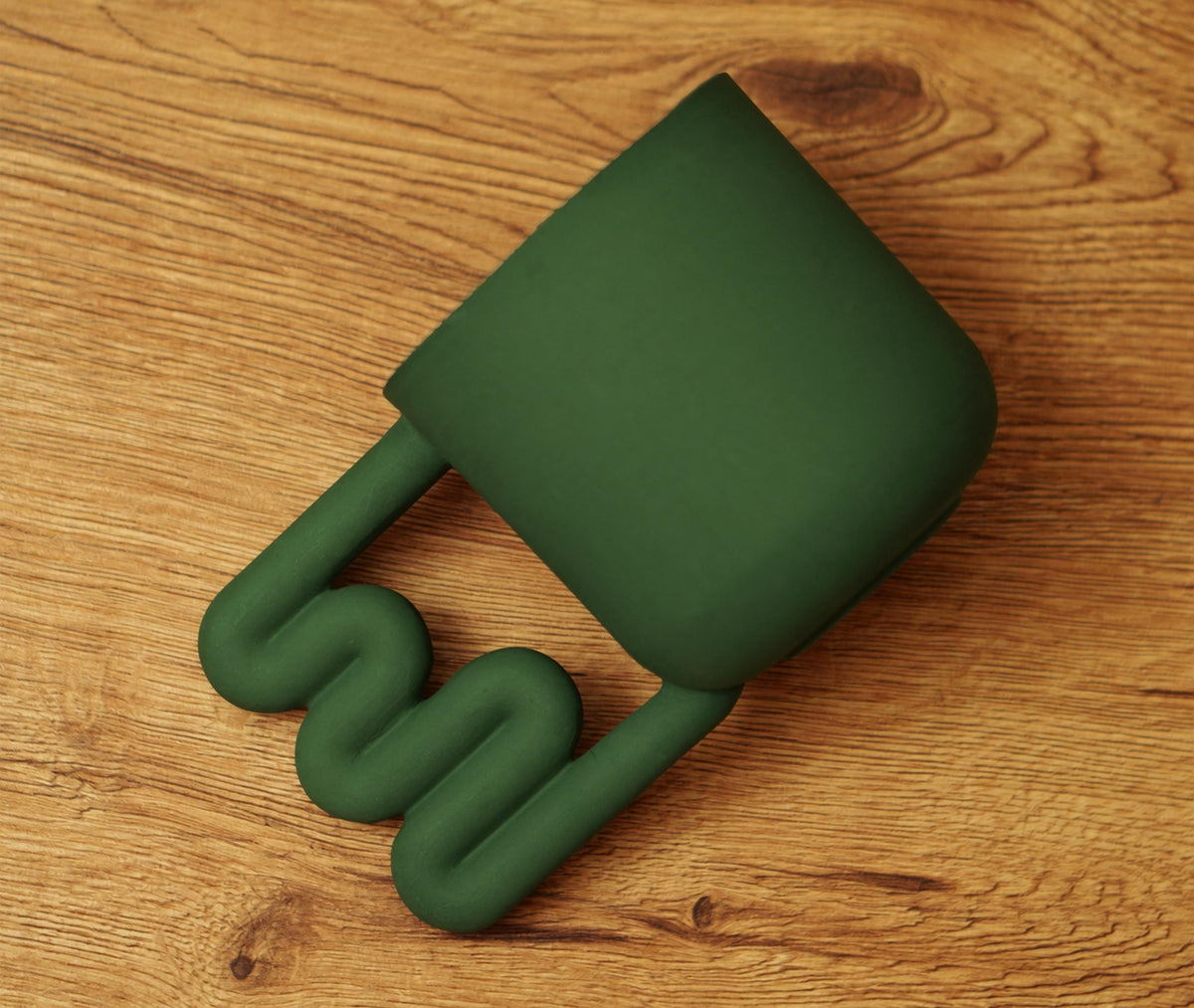 Forest green porcelain mug with stacked wavy handle by HUE Atelier – photo 10