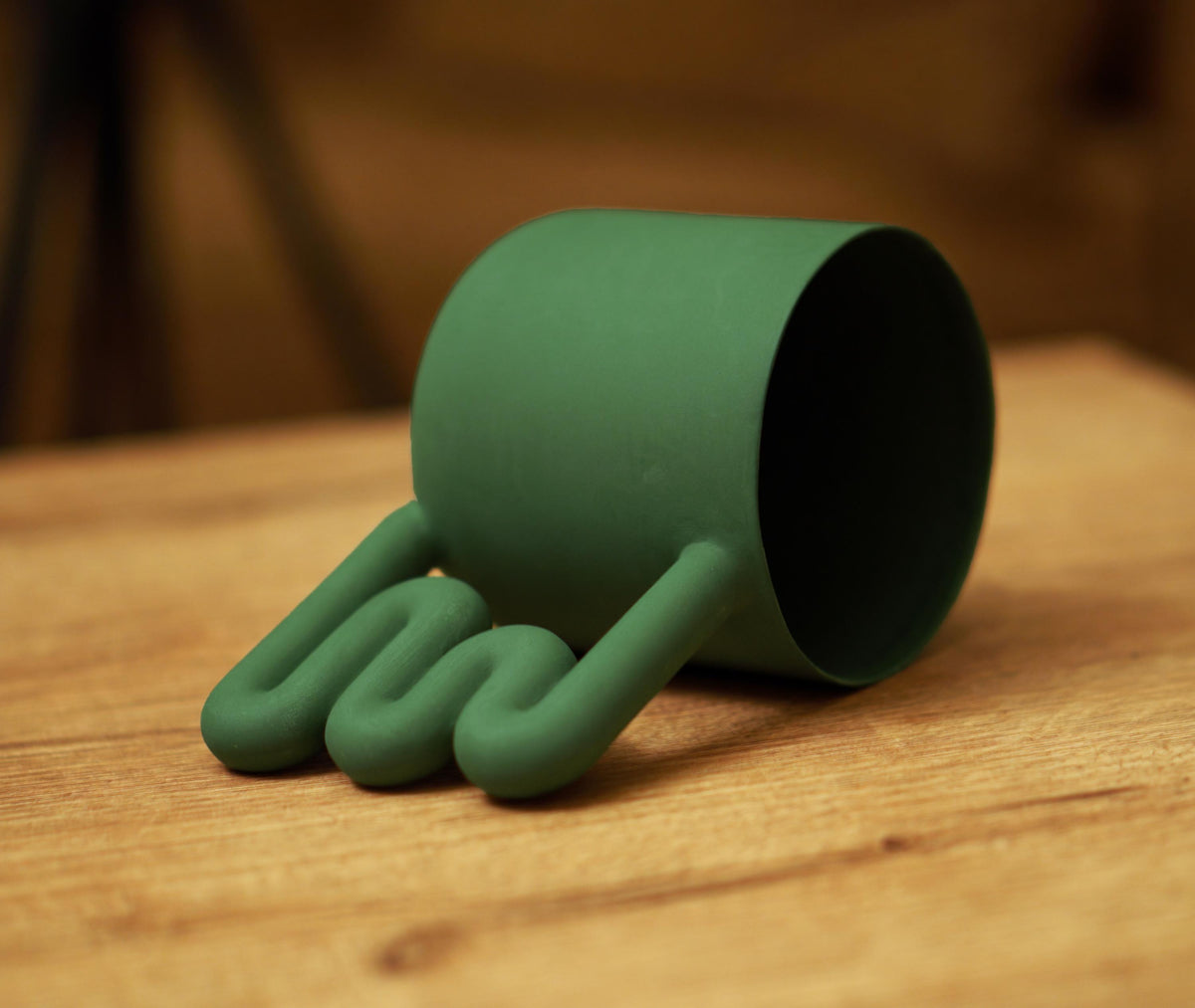 Forest green porcelain mug with stacked wavy handle by HUE Atelier – photo 8