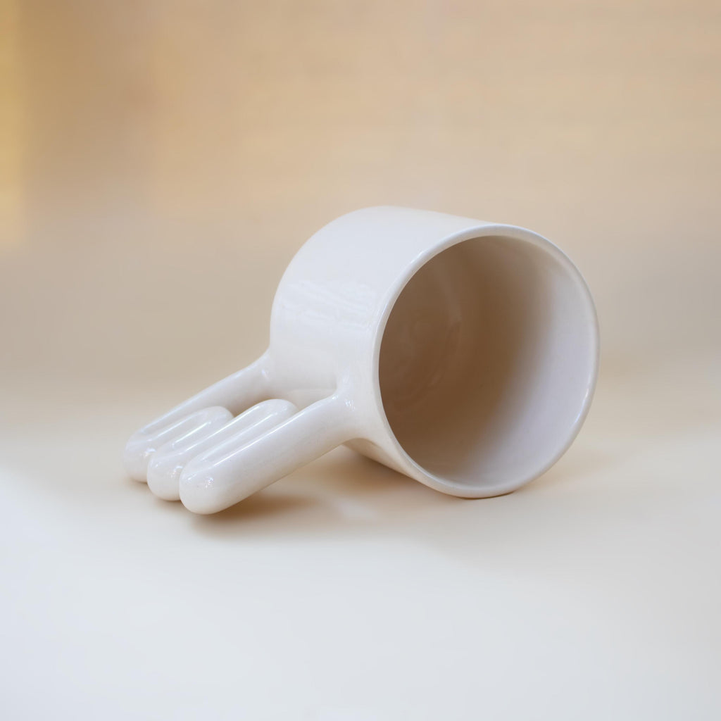 Minimalist glossy porcelain mug with zigzag handle by HUE Atelier – photo 6